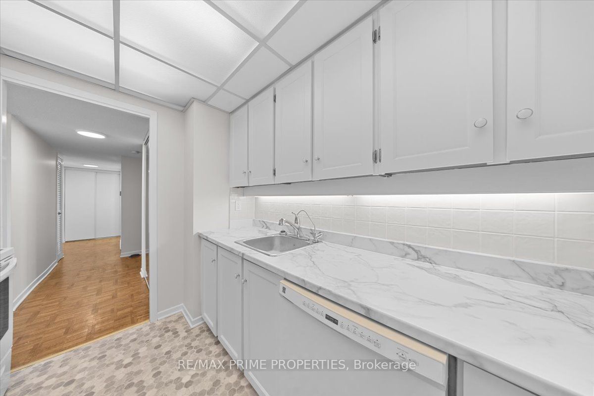 20 The Driveway Drive 702, Ottawa Centre, ON K2P 1C8 photo 5