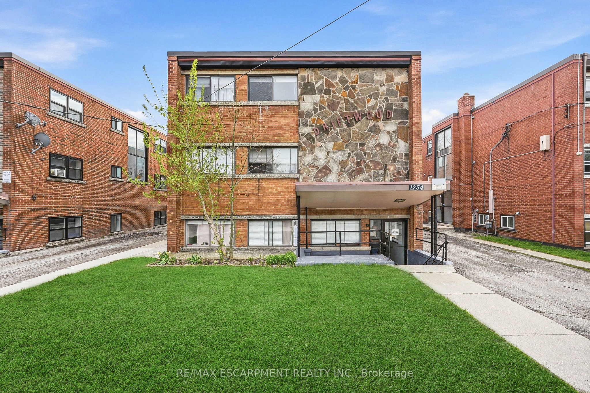 1254 Fennell Avenue E, Hamilton, ON L8T 1T4 photo 2