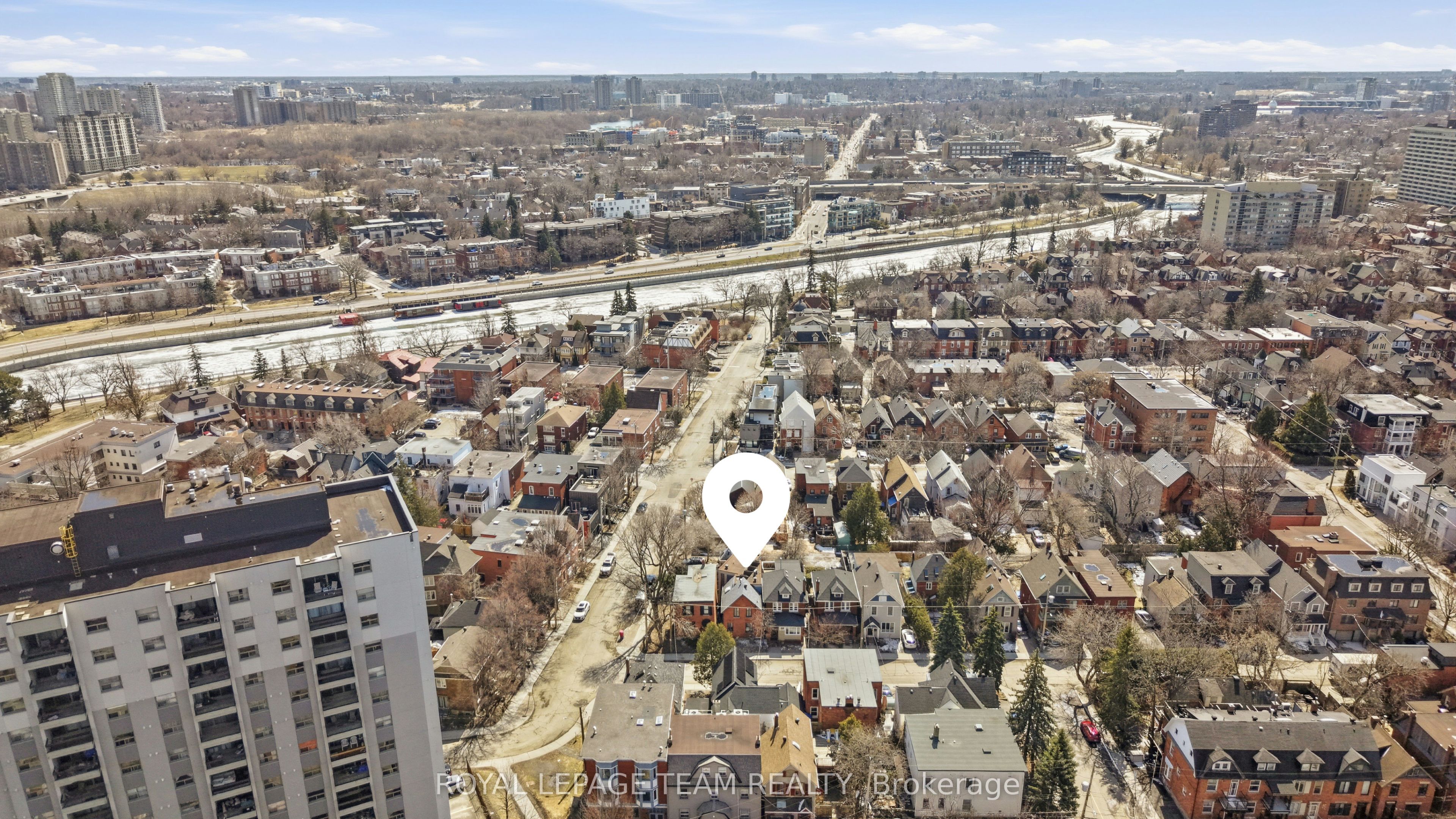 8 Lewis Street, Ottawa Centre, ON K2P 0S3 photo 2