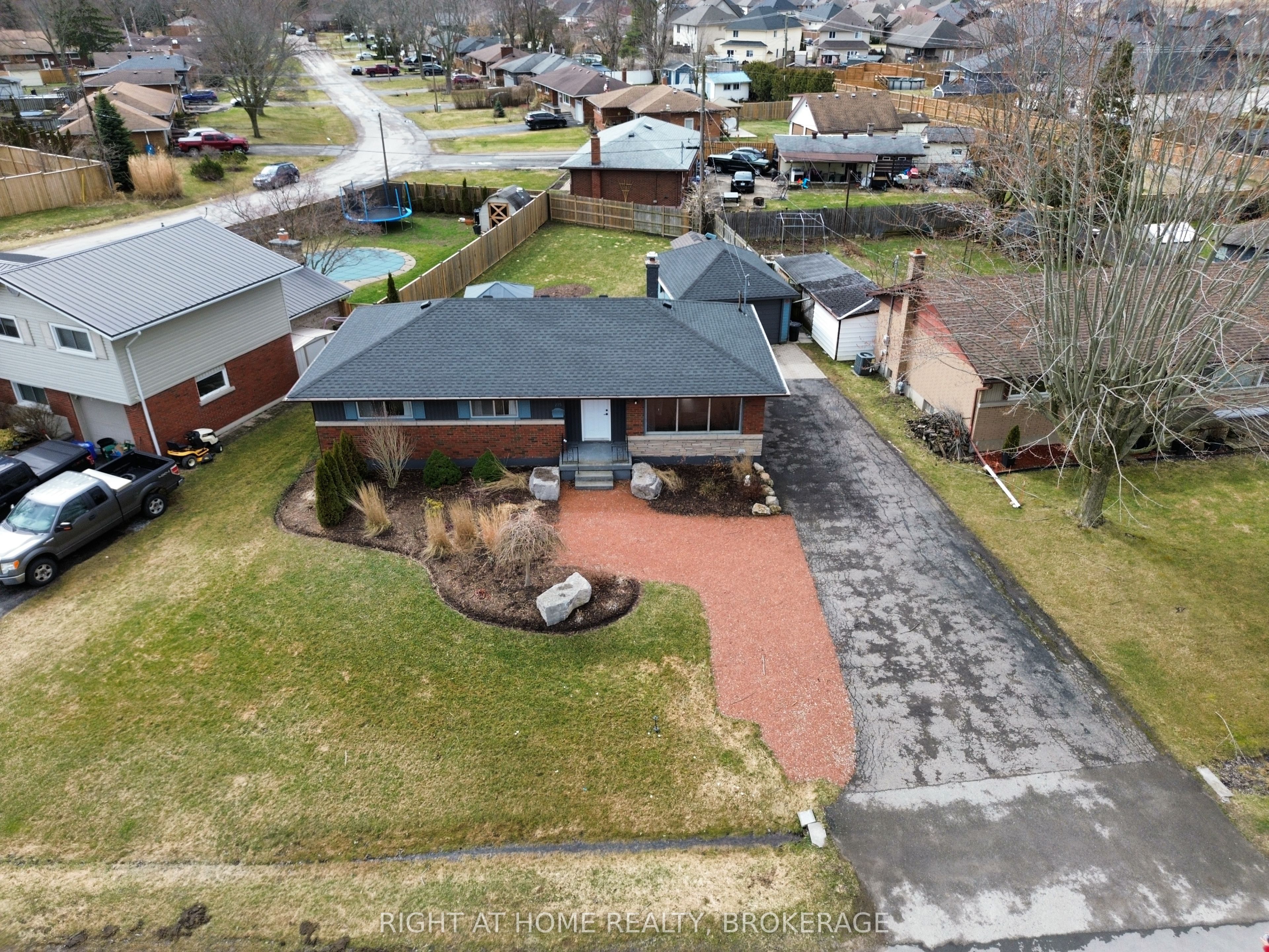 105 Glenwood Parkway, Welland, ON L3B 5M7 photo 2