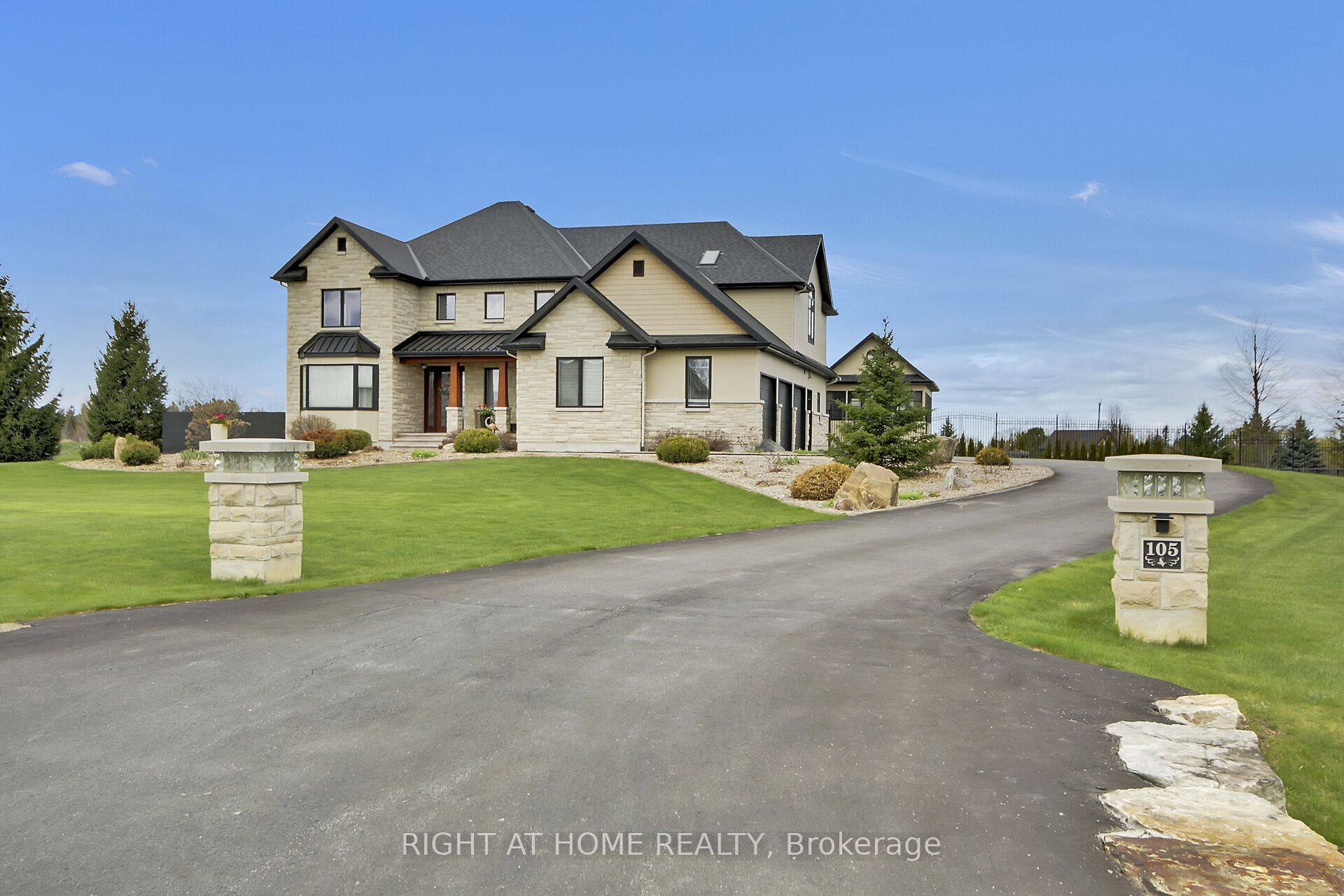 105 Ravenview Way, Kanata, ON K2W 0E2