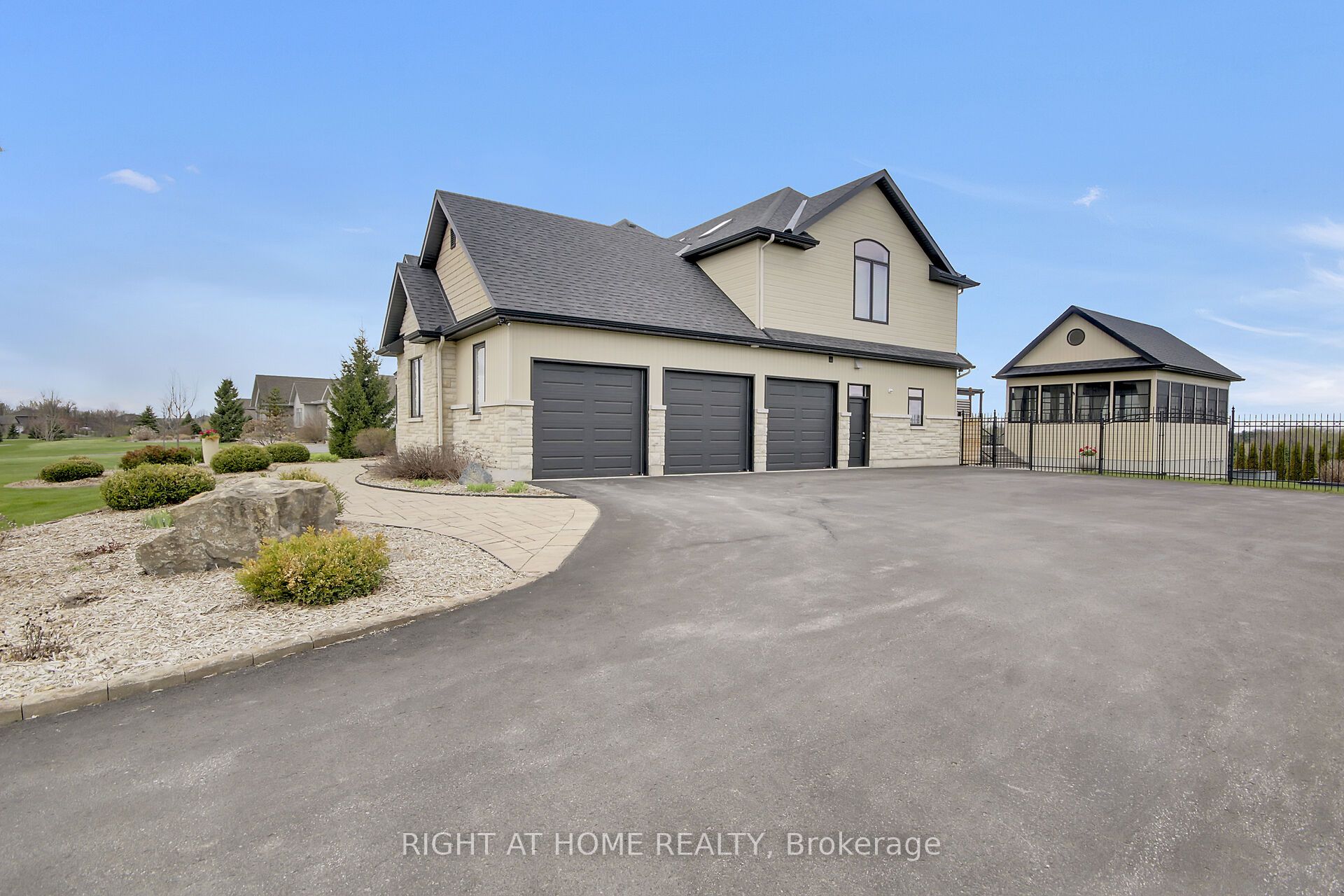 105 Ravenview Way, Kanata, ON K2W 0E2 photo 2