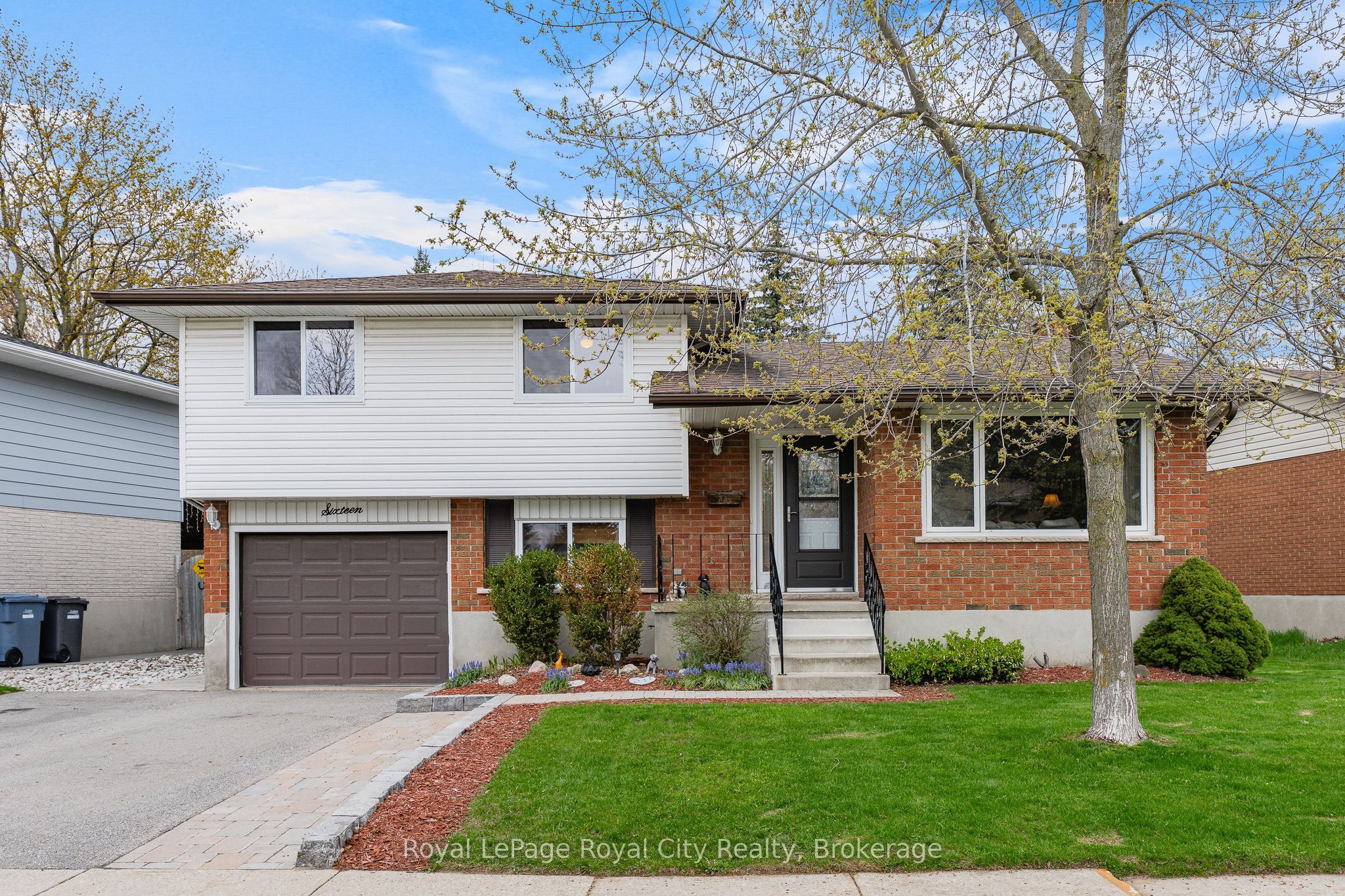 16 Sanderson Drive, Guelph, ON N1H 6T8