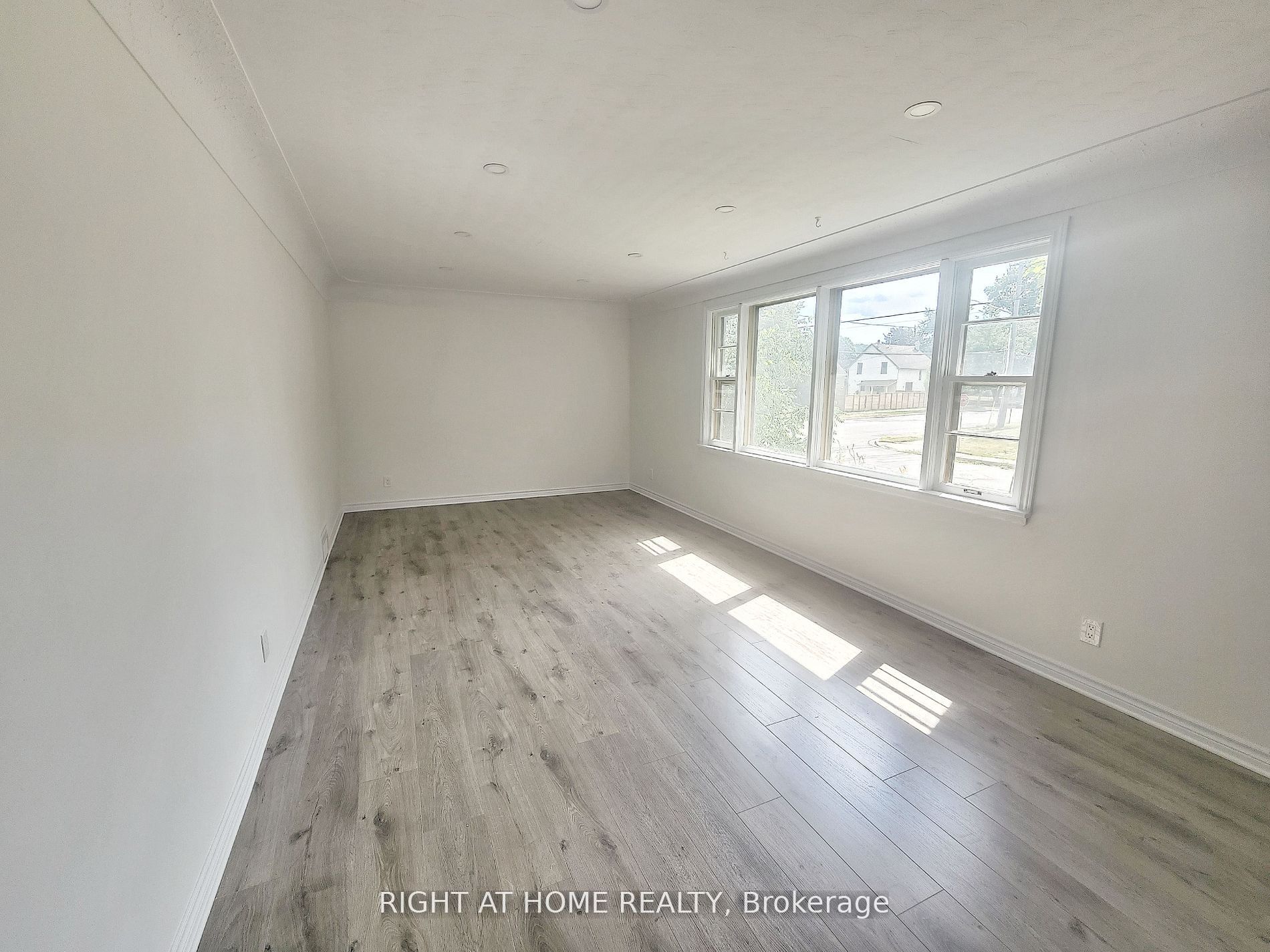 87 Radford Street, Hamilton, ON L8S 3E5 photo 2