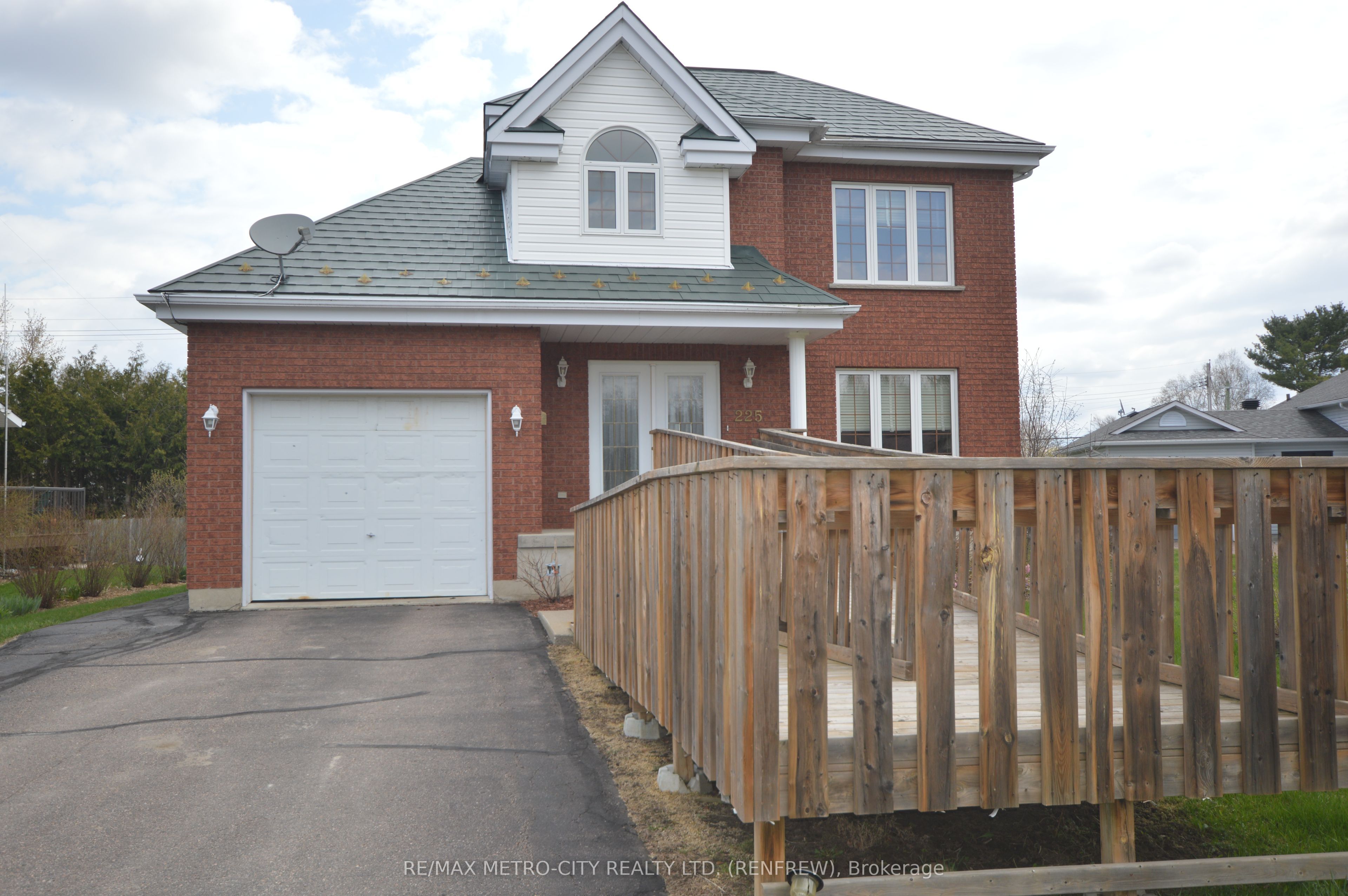 225 Vanier Crescent, Renfrew, ON K7V 4K6
