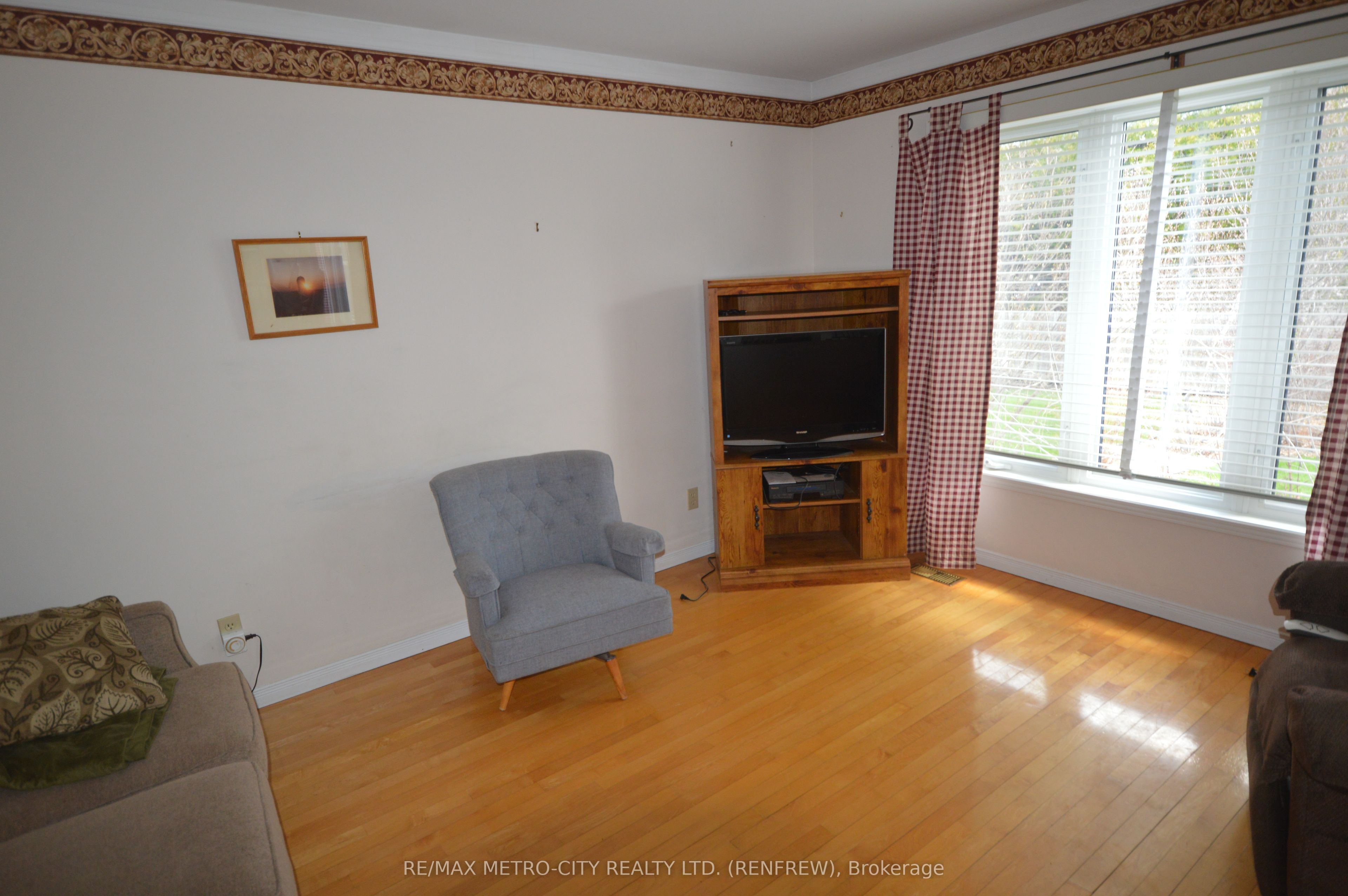 225 Vanier Crescent, Renfrew, ON K7V 4K6 photo 2