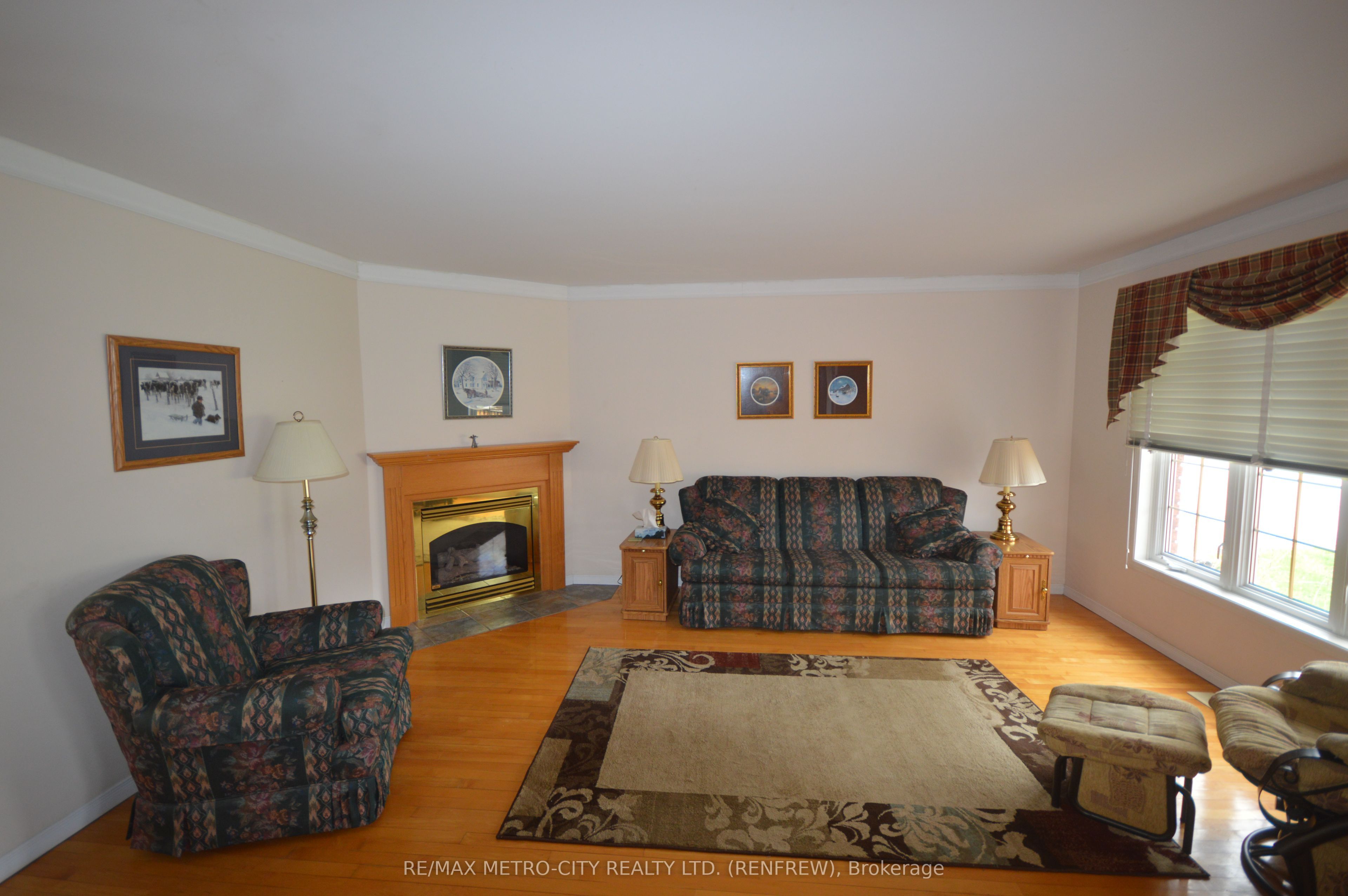 225 Vanier Crescent, Renfrew, ON K7V 4K6 photo 3
