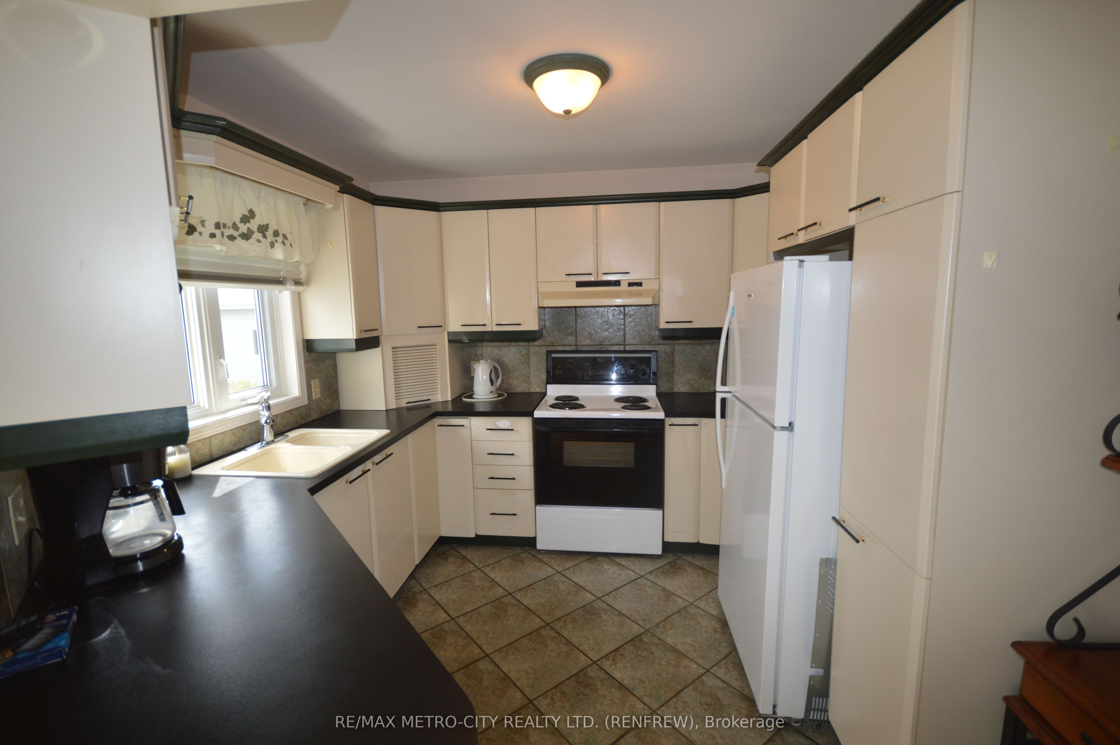 225 Vanier Crescent, Renfrew, ON K7V 4K6 photo 4