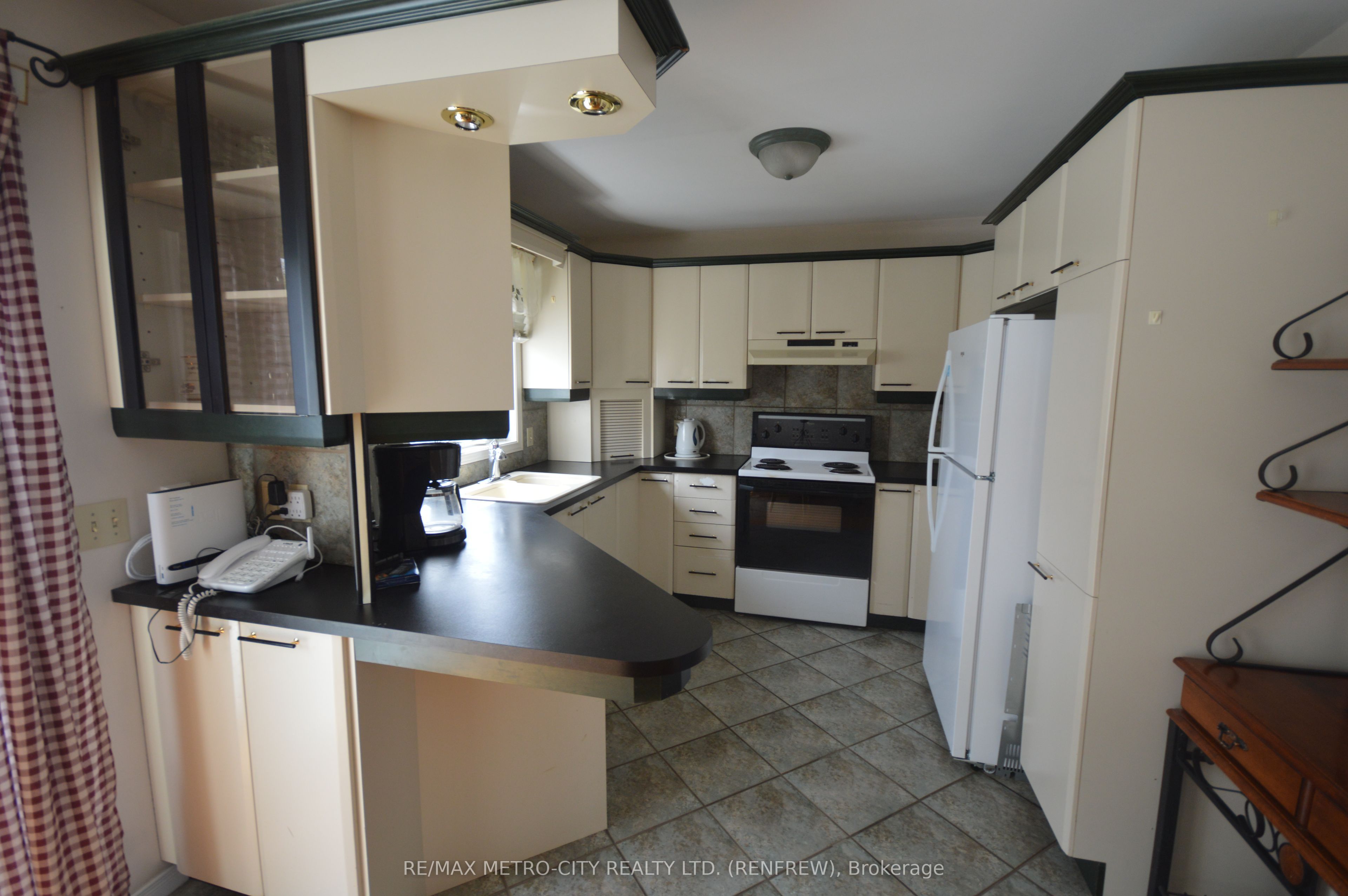 225 Vanier Crescent, Renfrew, ON K7V 4K6 photo 5