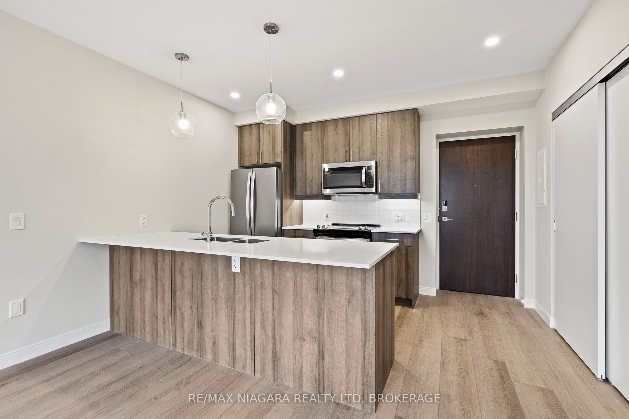 118 West Street 703, Port Colborne, ON L3K 0B9 photo 4