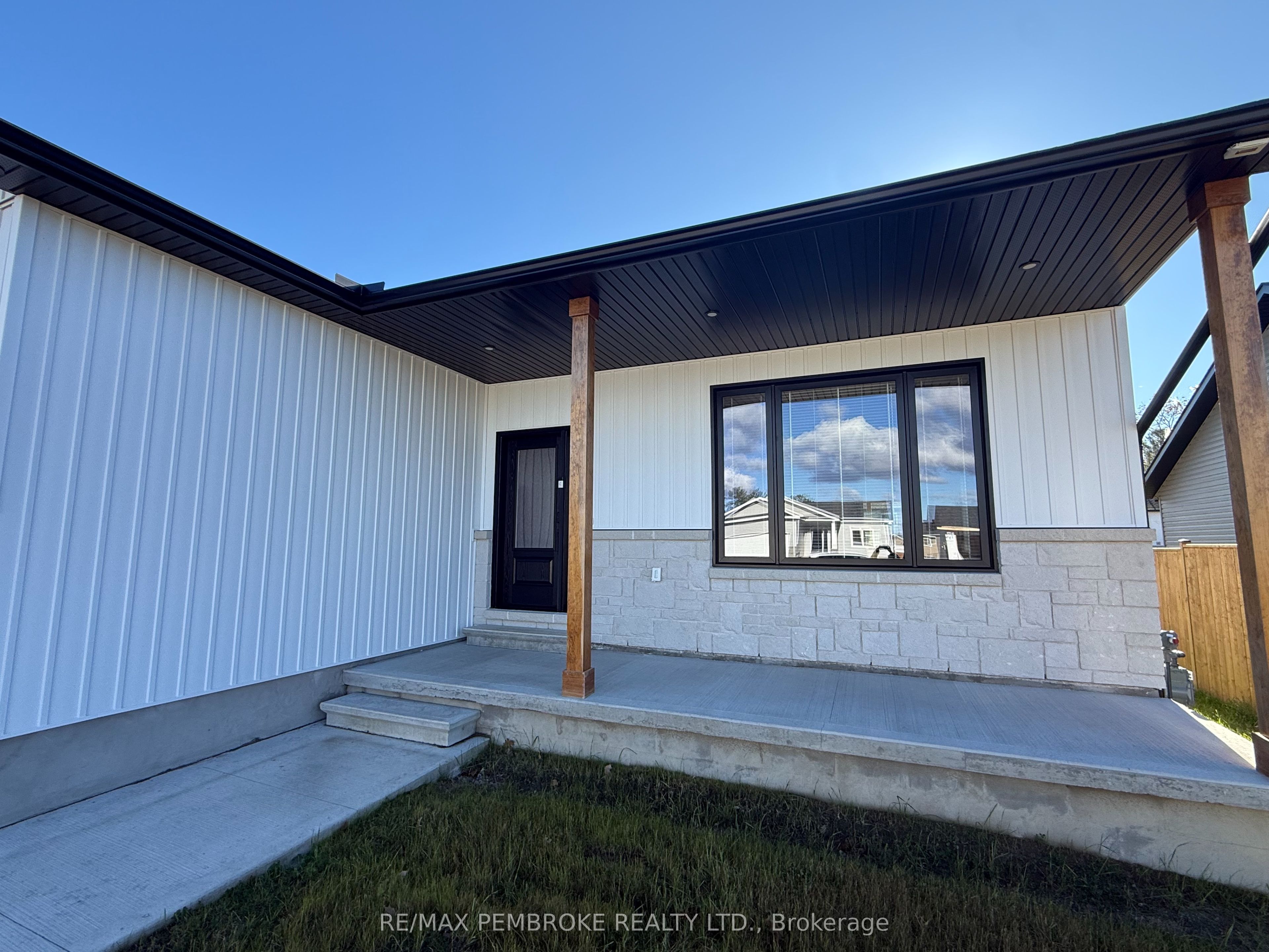 18 Durant Street, Petawawa, ON K8H 0G2 photo 3