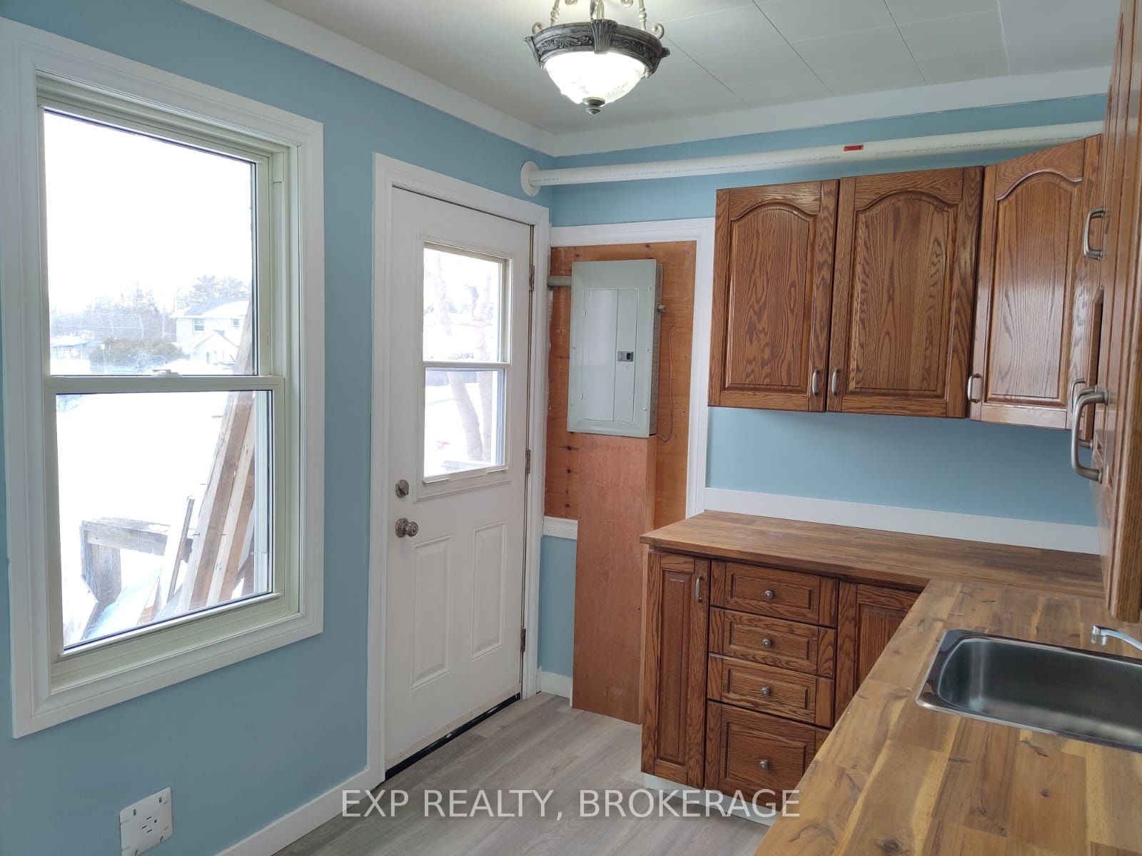 16 LOUIS Street, Brockville, ON K6V 4H5 photo 3