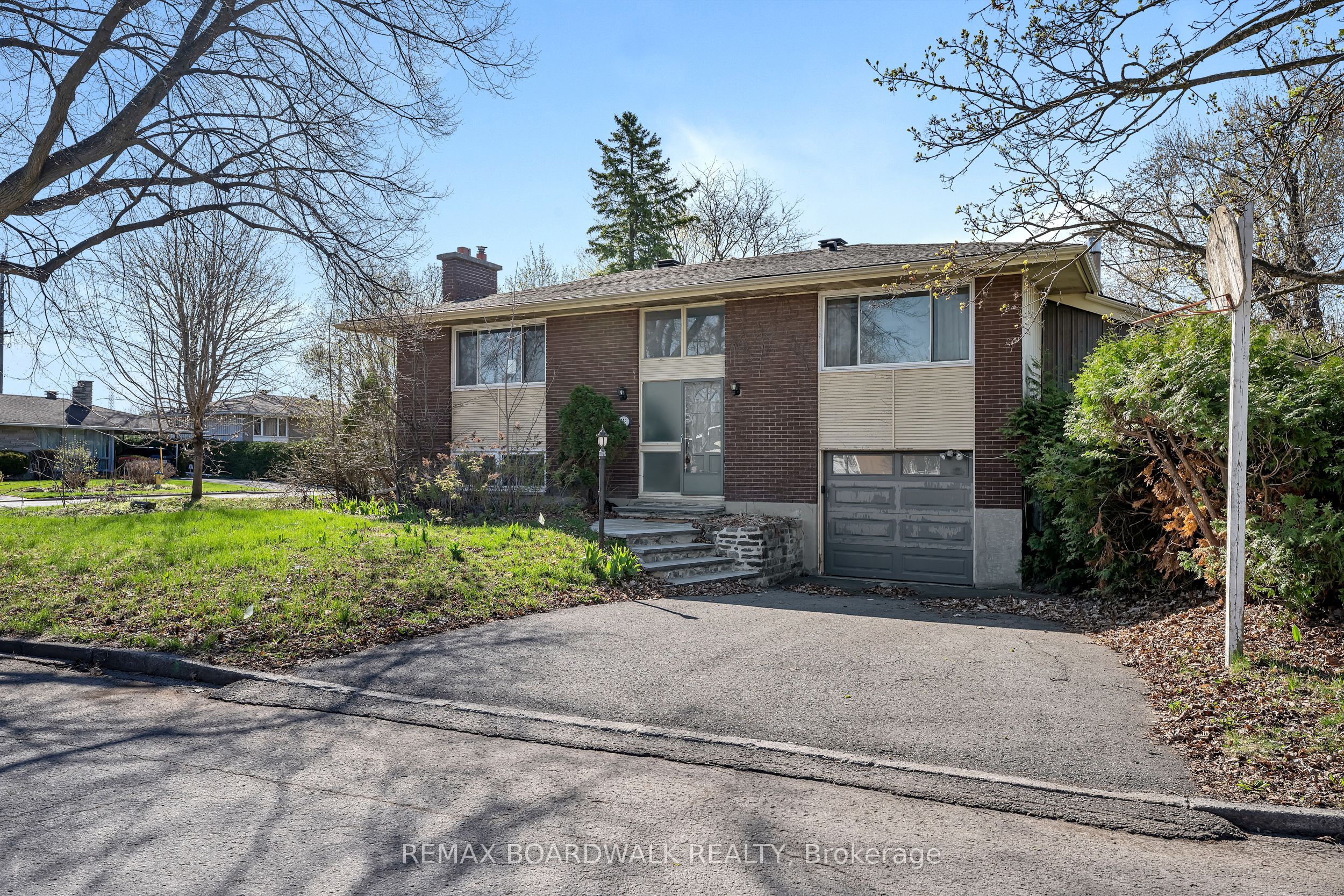 956 Garwood Avenue, Billings Bridge - Riverside Park and Area, ON K1V 6W9