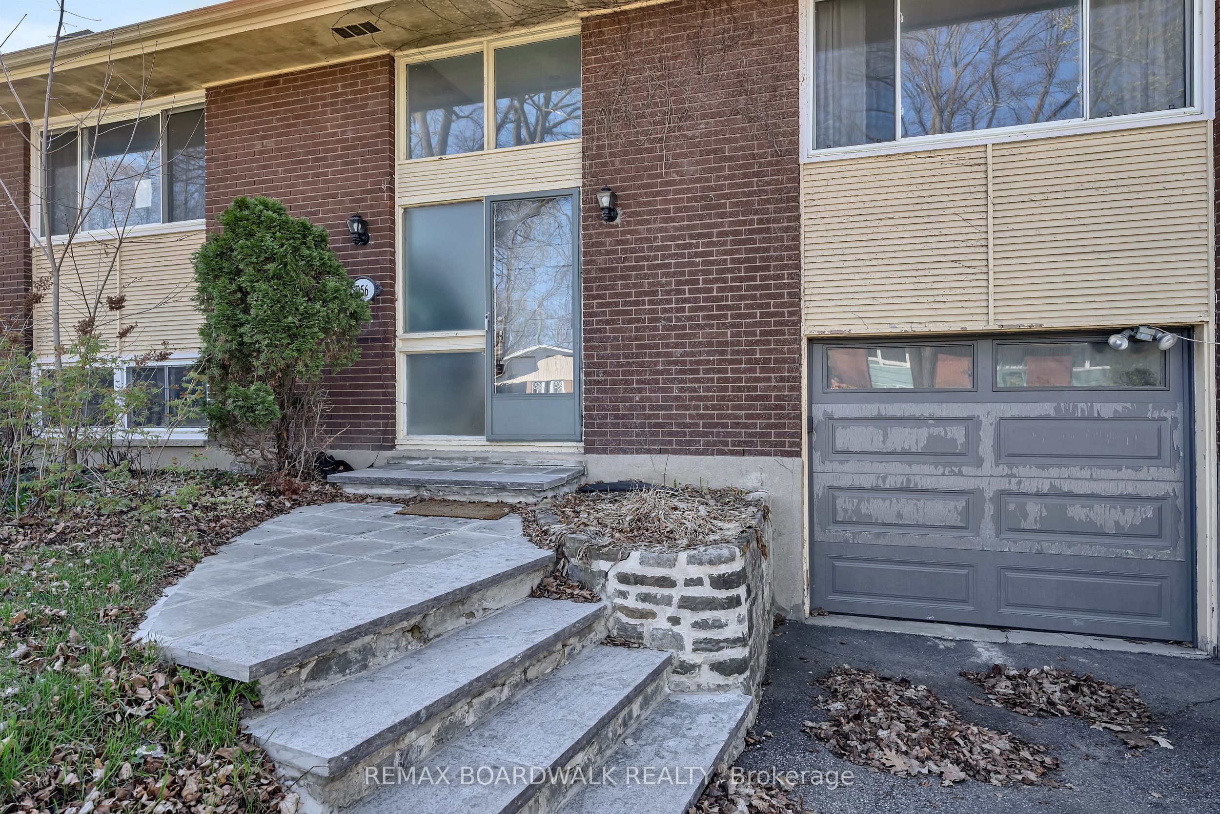 956 Garwood Avenue, Billings Bridge - Riverside Park and Area, ON K1V 6W9 photo 3