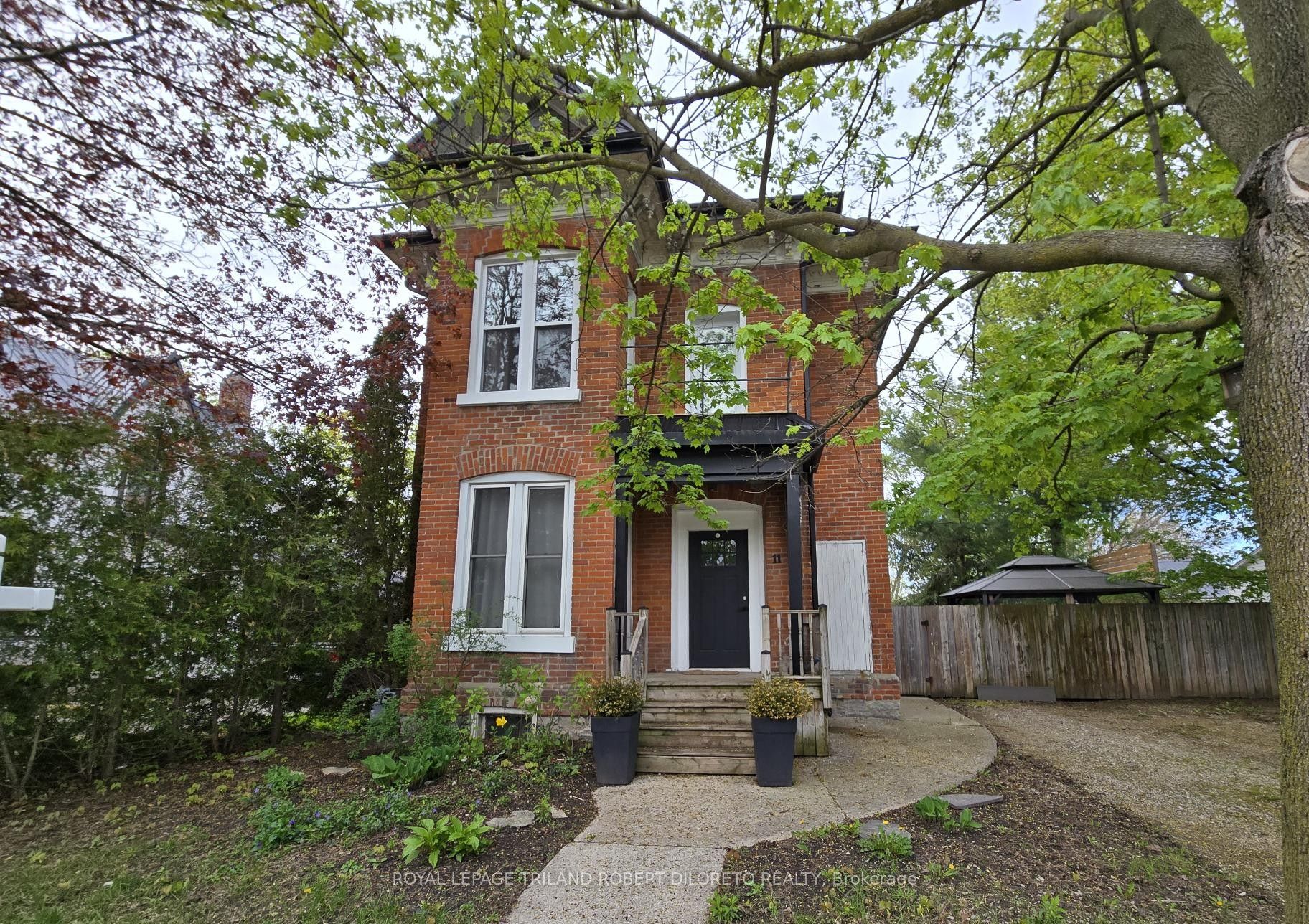 11 Maple Street W, Aylmer, ON N5H 1B8