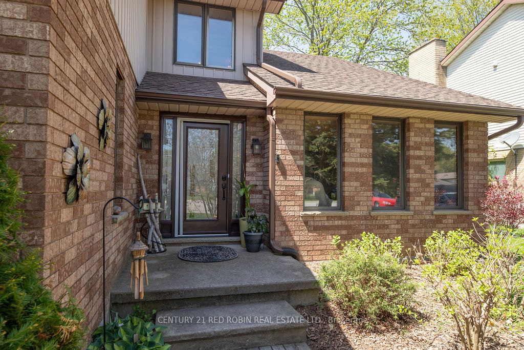 110 Roe Street, Southwest Middlesex, ON N0L 1N0 photo 2