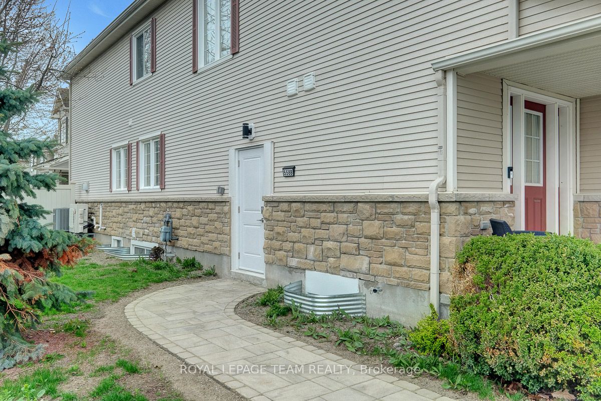 558 Ashbourne Crescent B, Barrhaven, ON K2J 0P6
