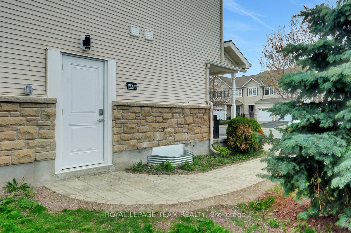 558 Ashbourne Crescent B, Barrhaven, ON K2J 0P6 photo 2