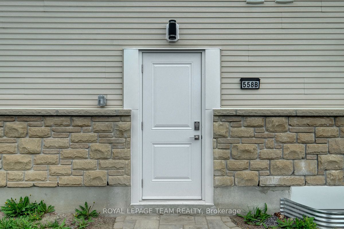 558 Ashbourne Crescent B, Barrhaven, ON K2J 0P6 photo 3