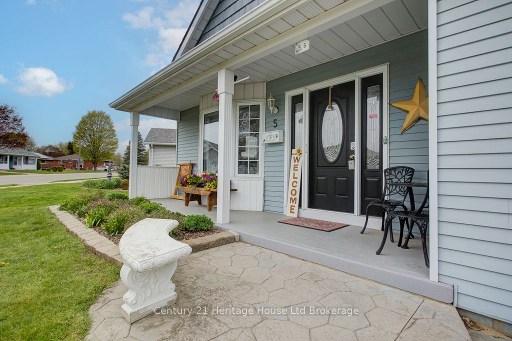 5 Dereham Drive, Tillsonburg, ON N4G 5L8
