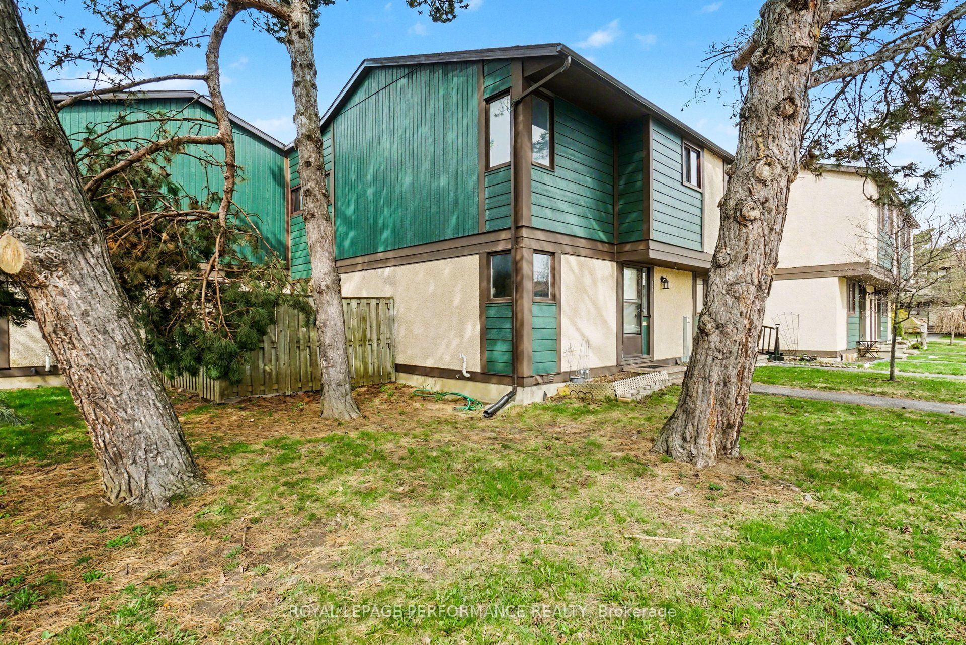 1641 Meadowbrook Road, Cyrville - Carson Grove - Pineview, ON K1B 4W6 photo 2
