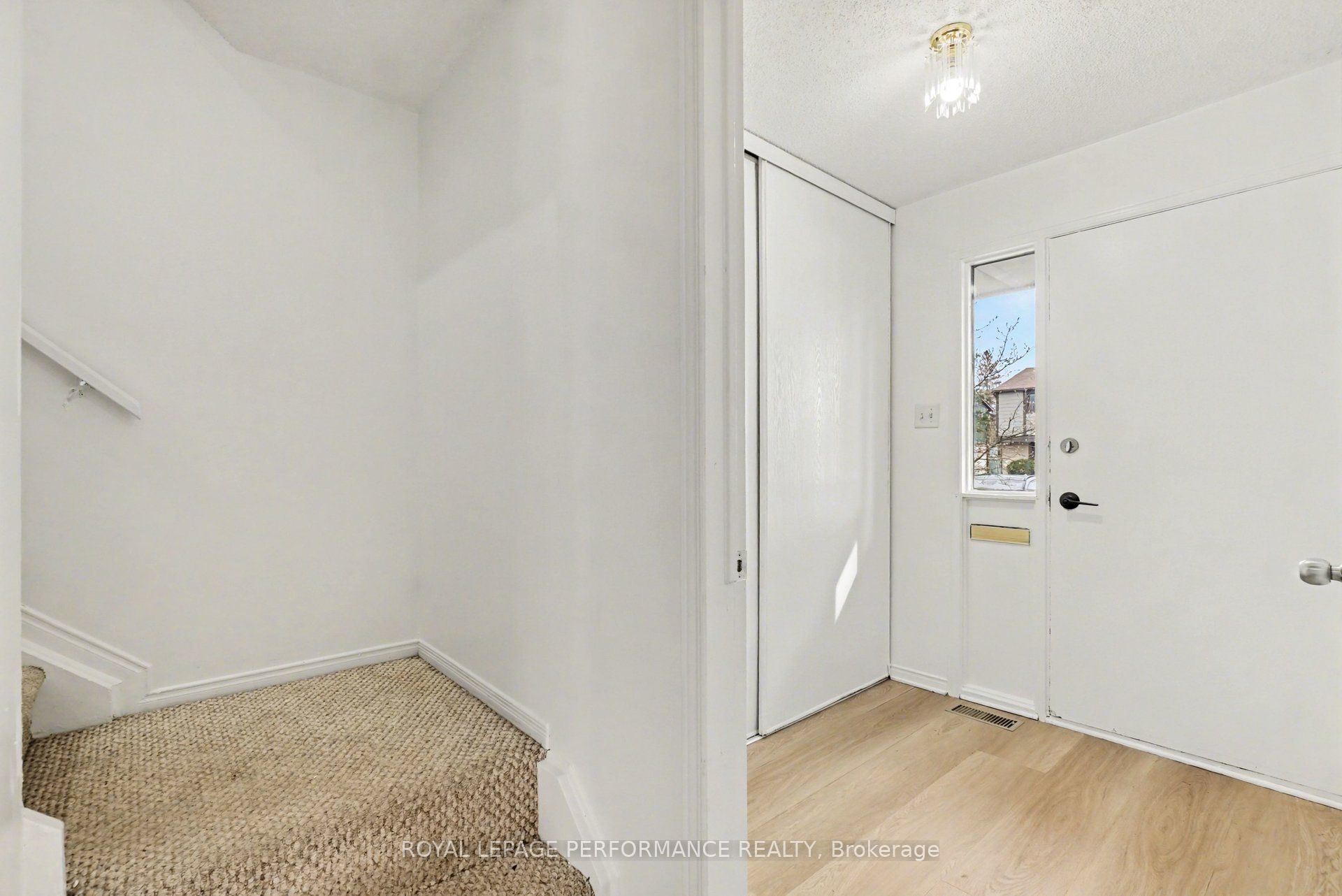 1641 Meadowbrook Road, Cyrville - Carson Grove - Pineview, ON K1B 4W6 photo 3