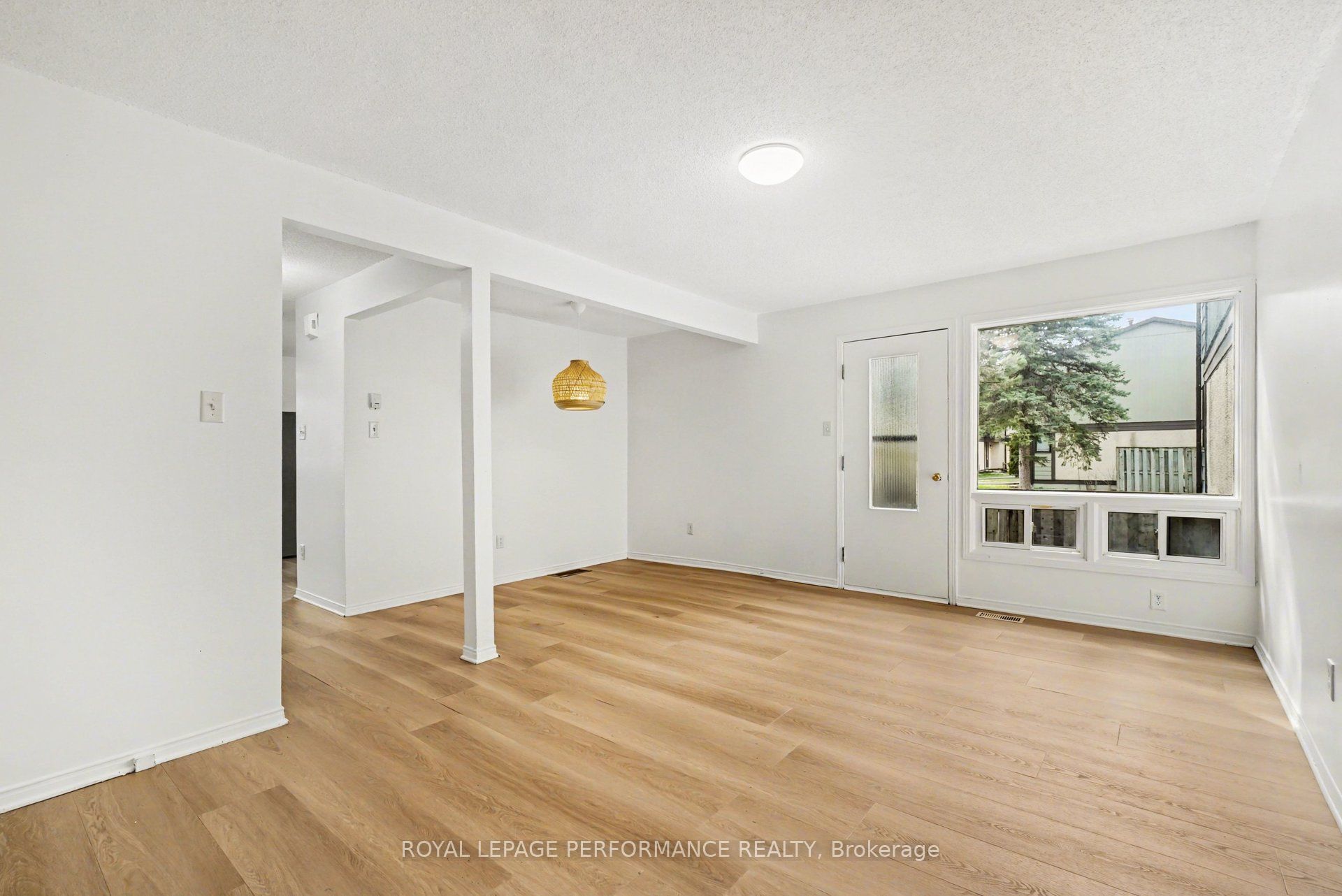 1641 Meadowbrook Road, Cyrville - Carson Grove - Pineview, ON K1B 4W6 photo 5