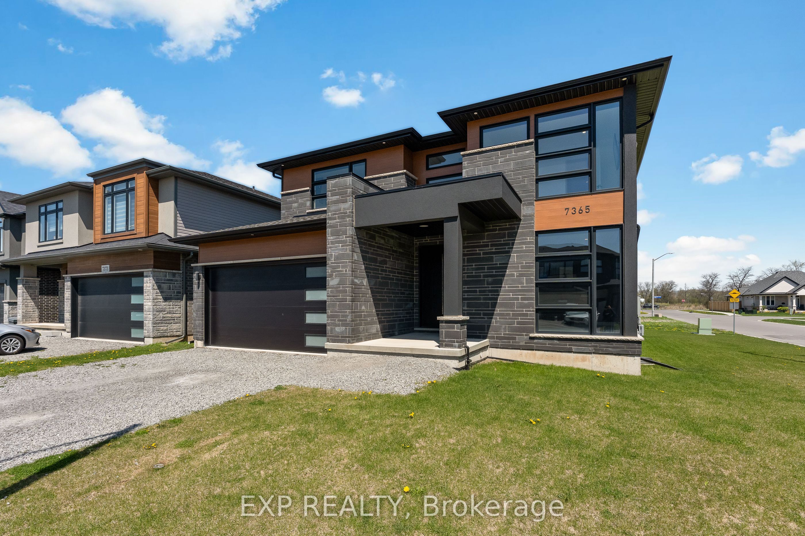 7365 Jonathan Drive, Niagara Falls, ON L2H 3T3 photo 2