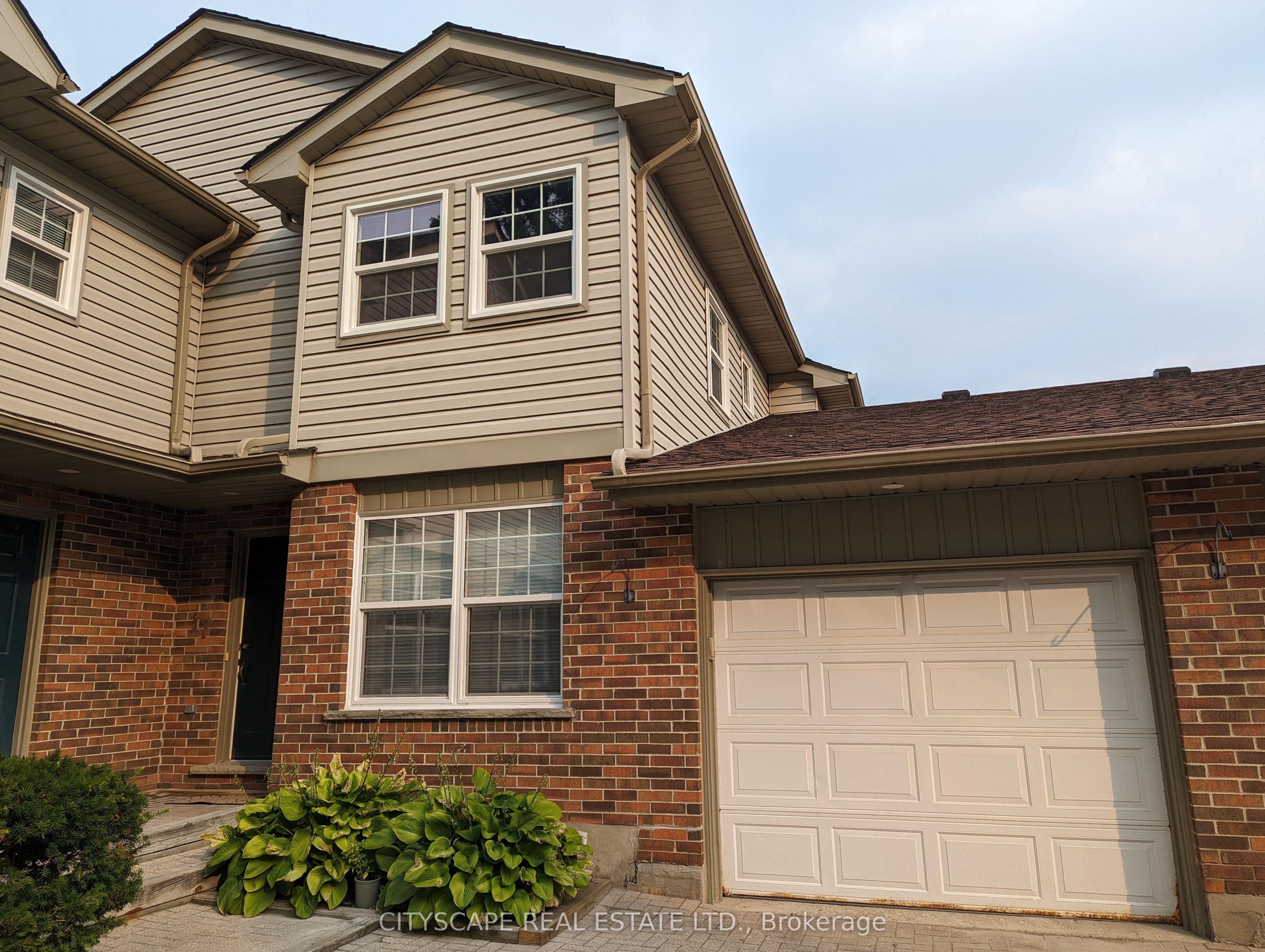 250 Keats Way 17, Waterloo, ON N2L 6J5