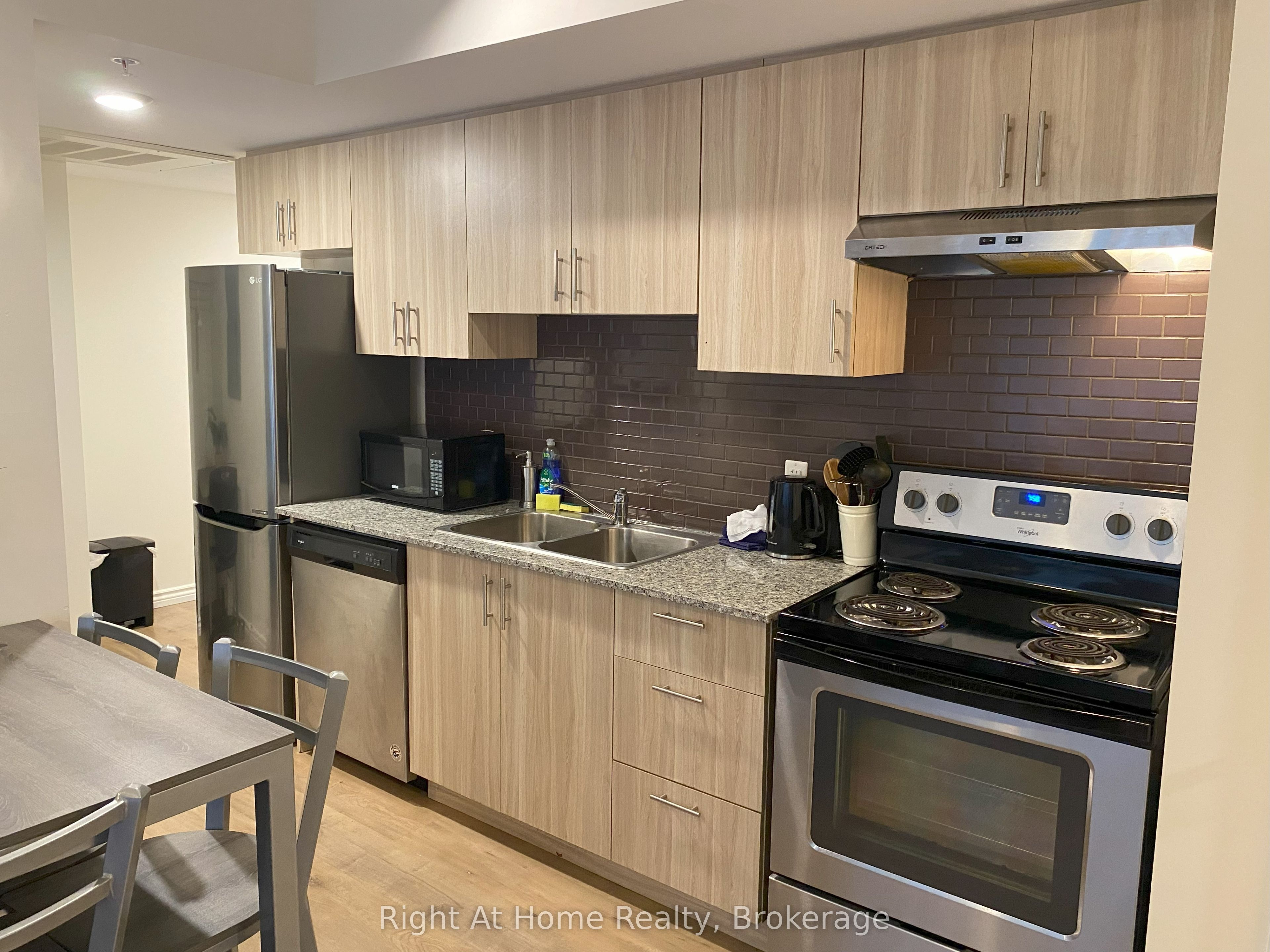 275 LARCH Street G204, Waterloo, ON N2L 0J4 photo 3