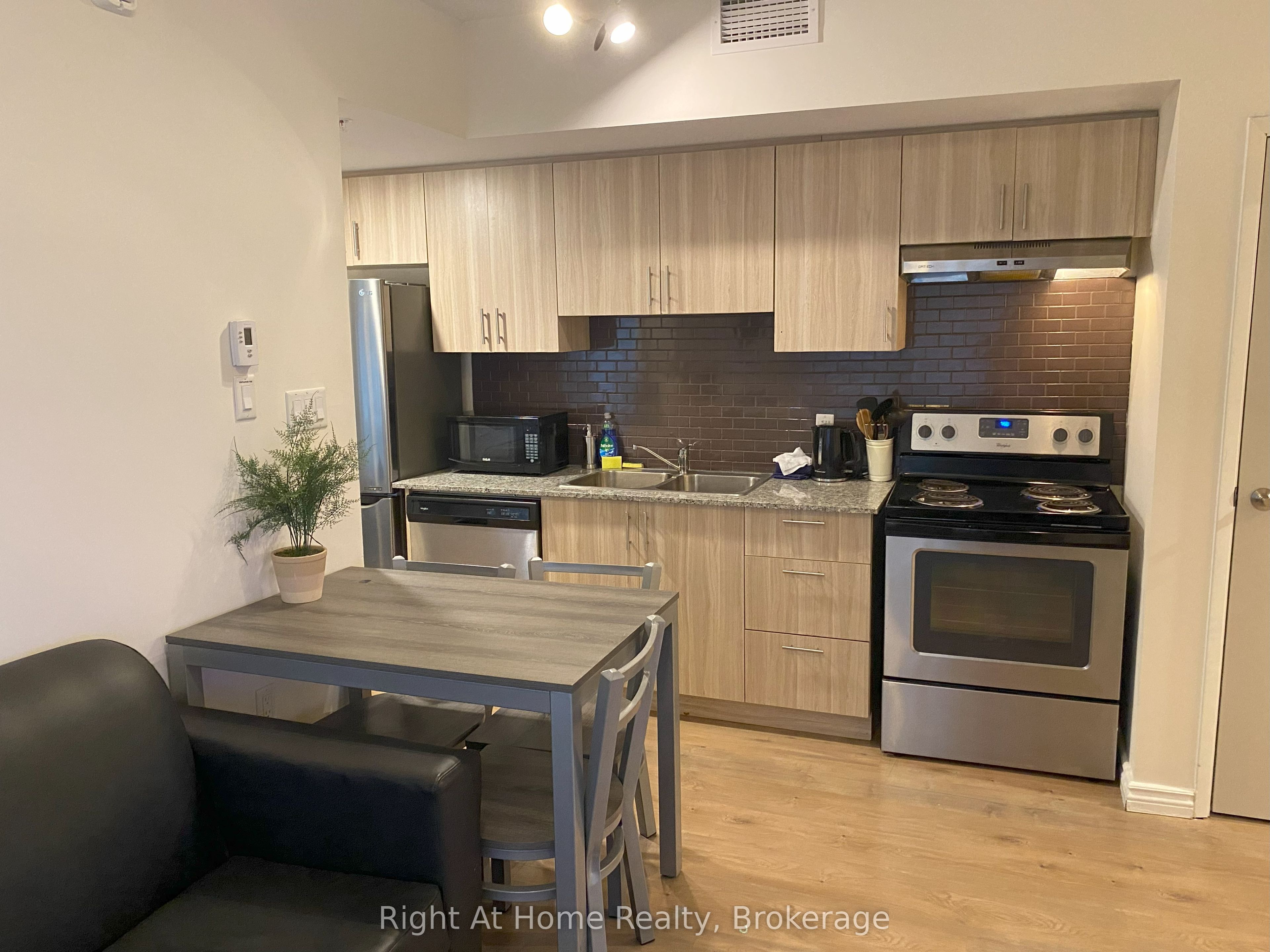 275 LARCH Street G204, Waterloo, ON N2L 0J4 photo 4
