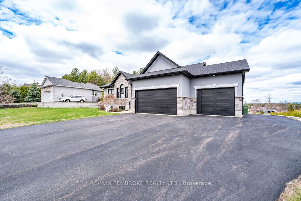 19 Nick Street, Petawawa, ON K8H 0C2 photo 2