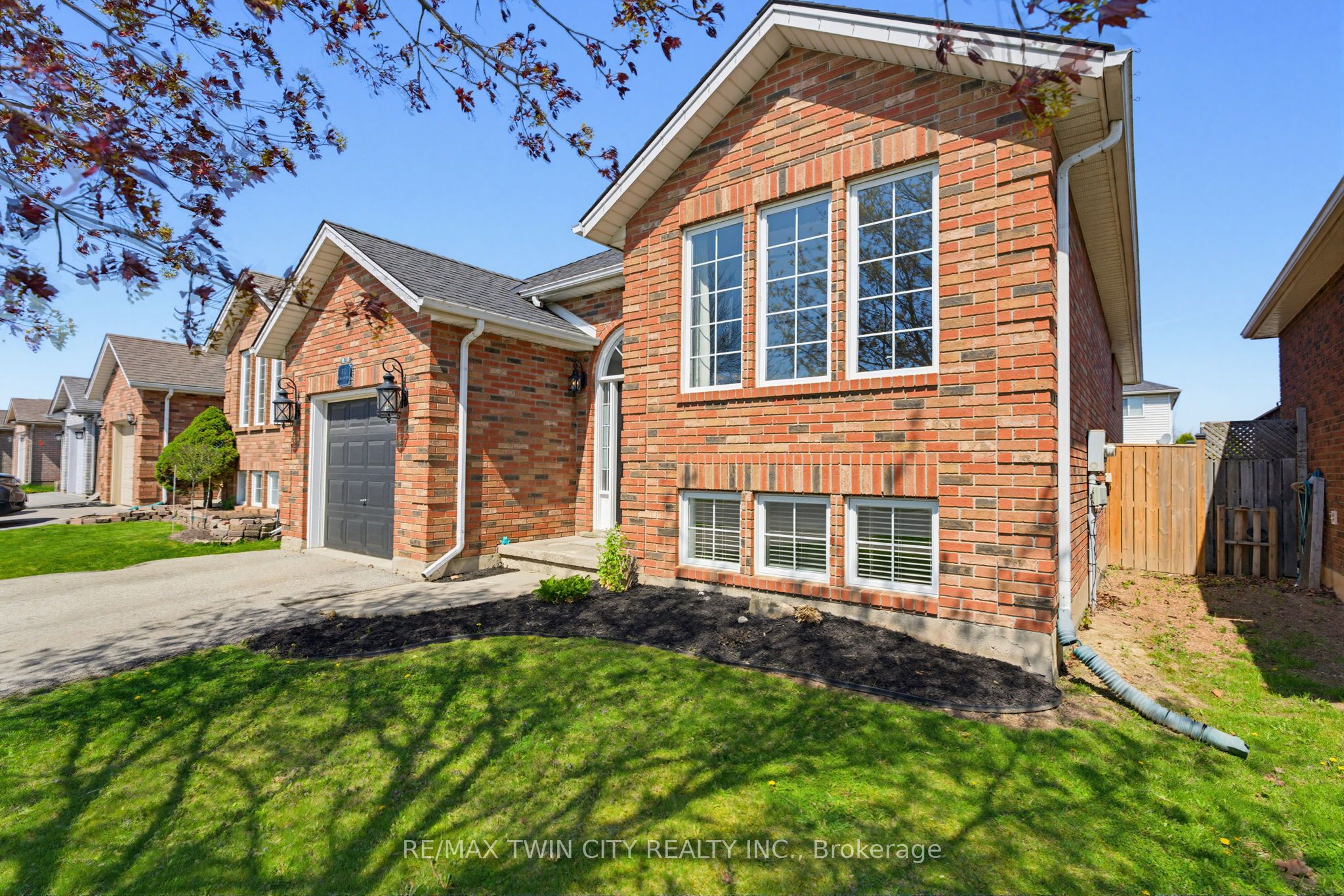 60 St Patrick's Drive, Brantford, ON N3T 6L4 photo 2