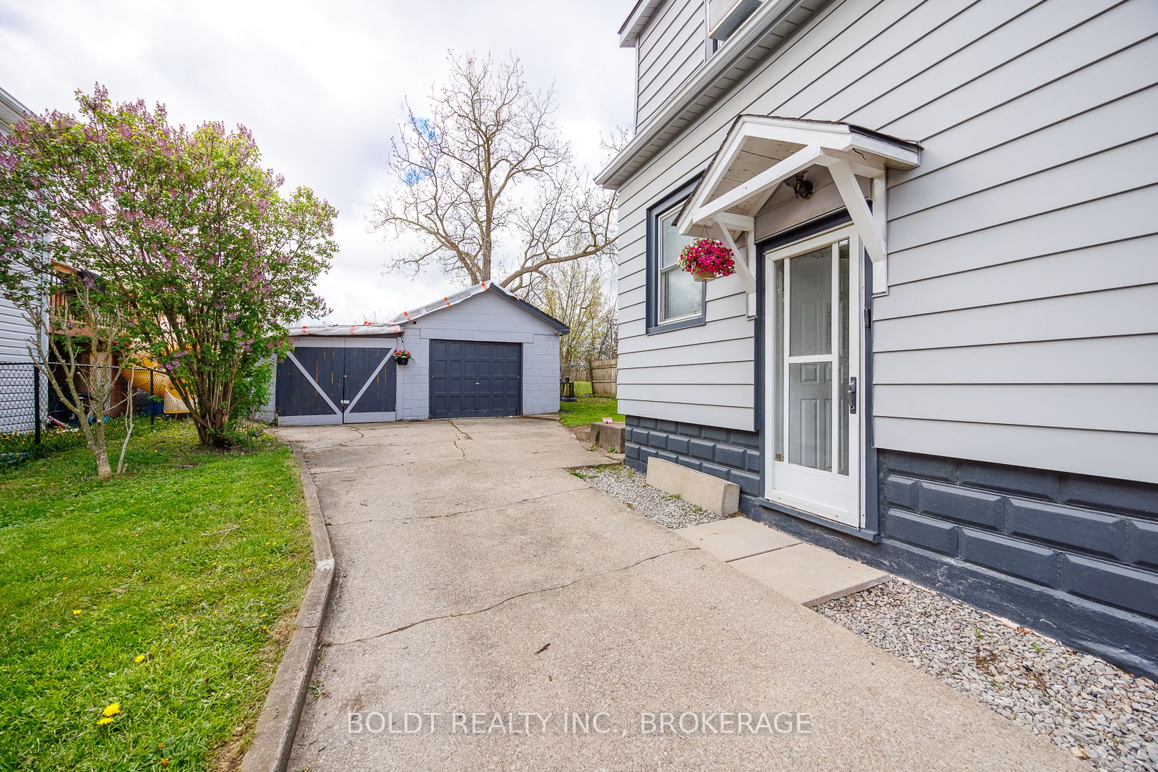 142 CLARA Street, Thorold, ON L2V 1K3 photo 3