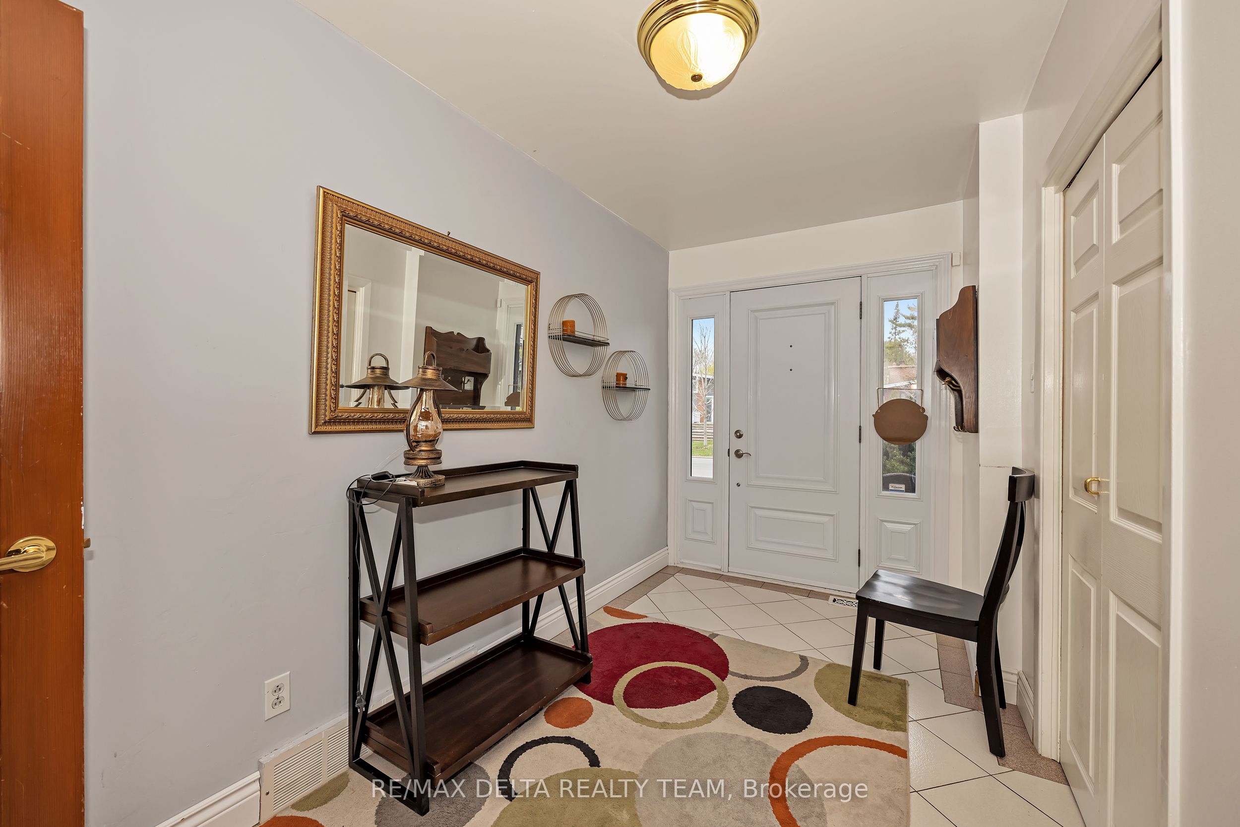 2350 Georgina Drive, Britannia Heights - Queensway Terrace N and Area, ON K2B 7M5 photo 4