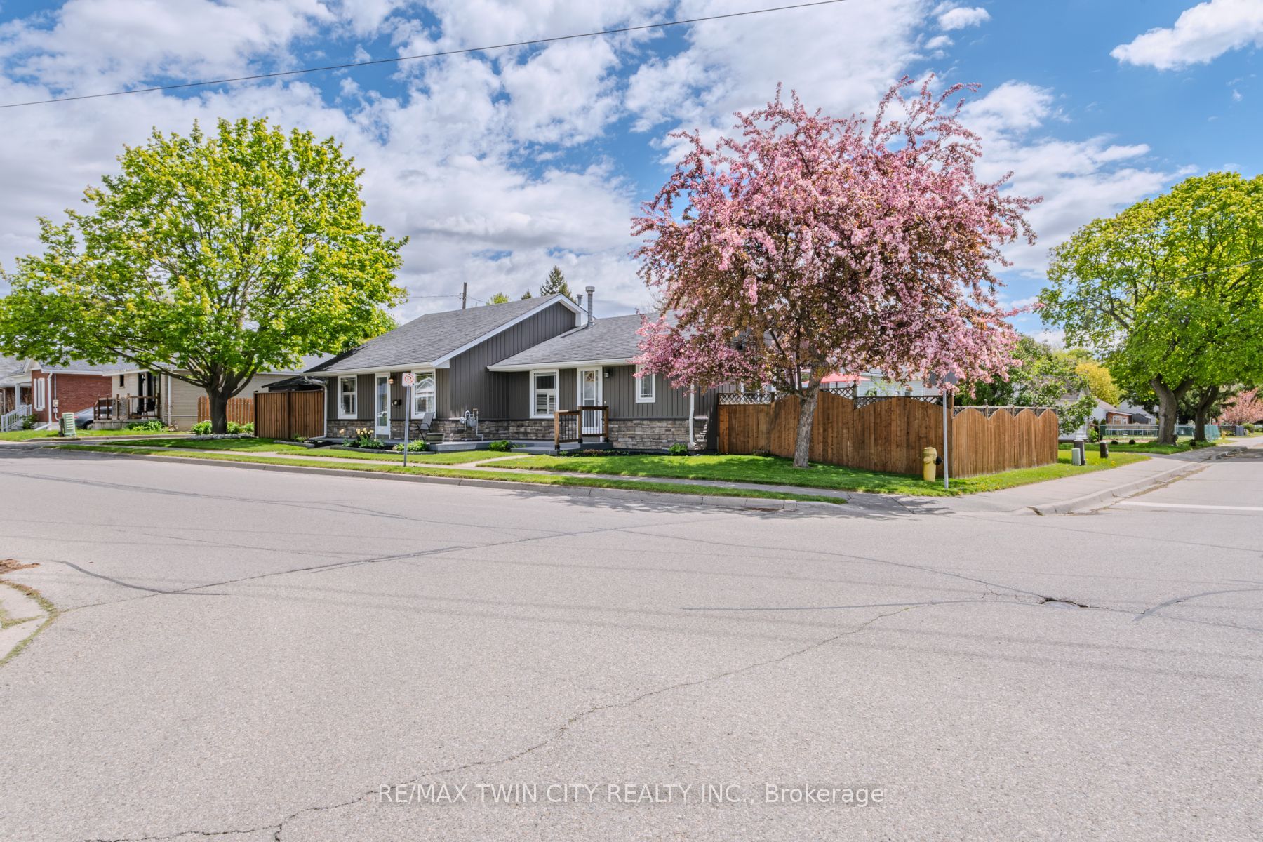 36 Crandell Avenue, Brantford, ON N3S 1C9 photo 2