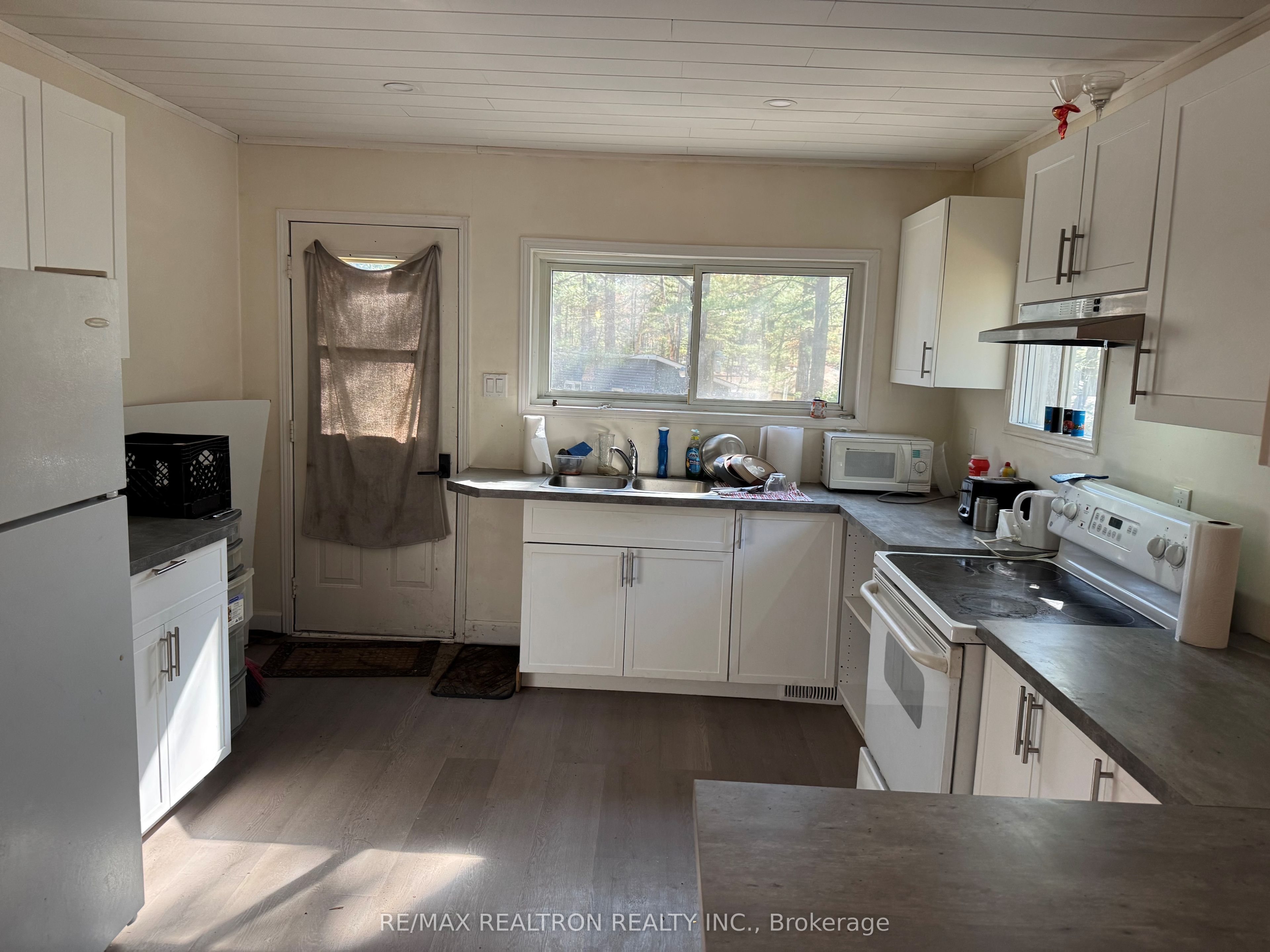 1080 Four Seasons Road, Gravenhurst, ON P0E 1N0 photo 2