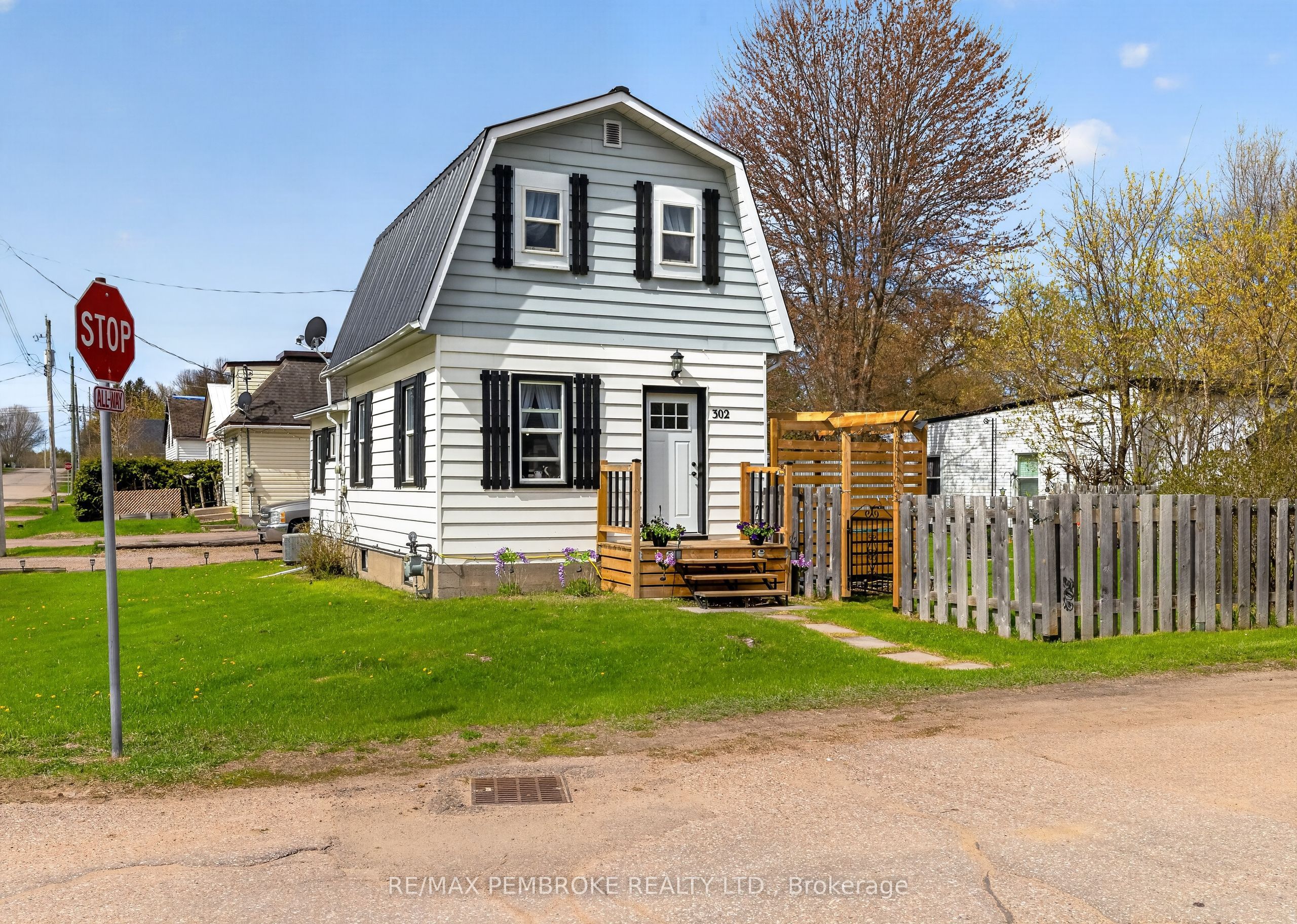 302 Willard Street, Pembroke, ON K8A 3T7 photo 2