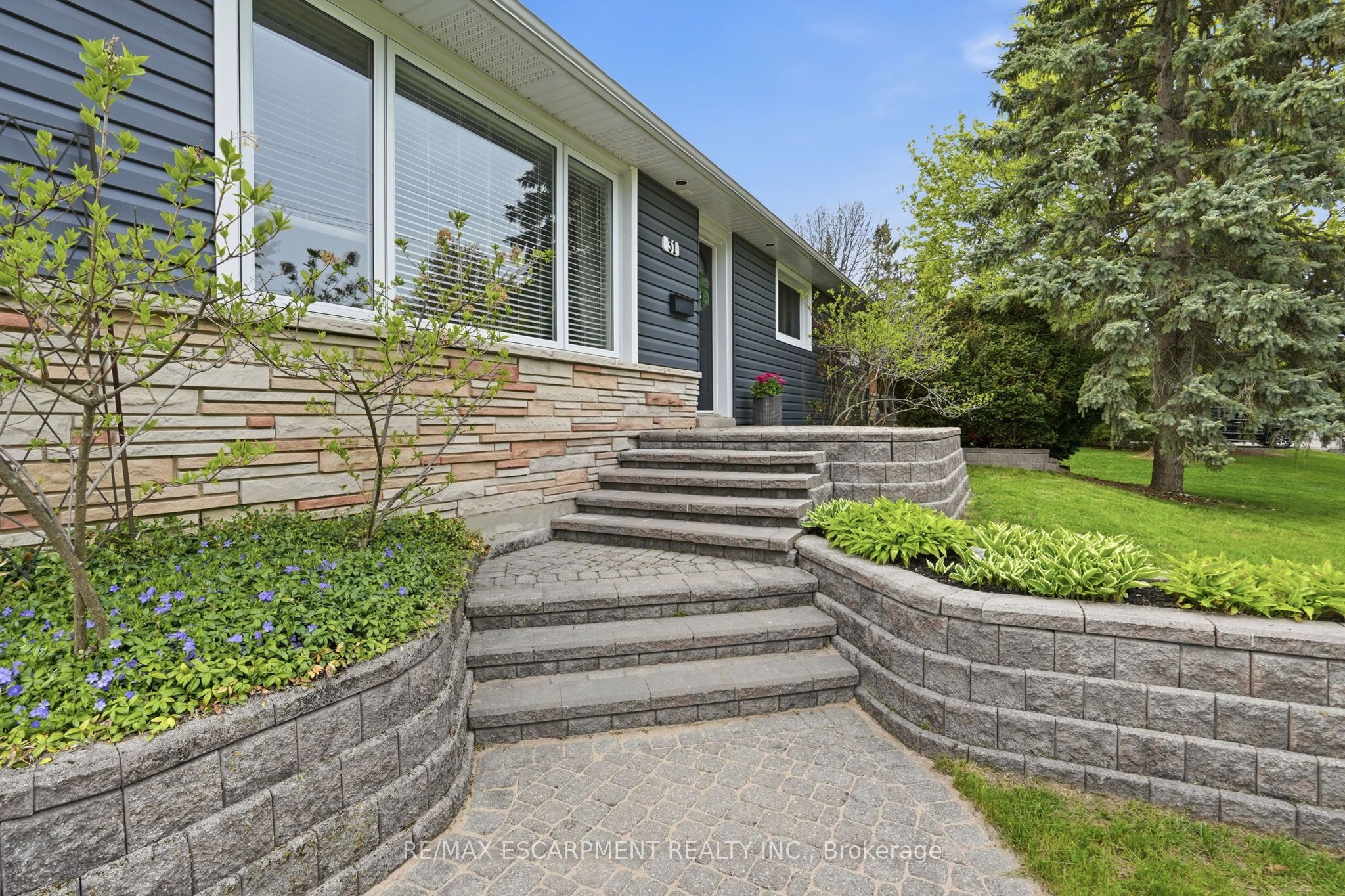 31 Algonquin Avenue, Hamilton, ON L9H 7K9 photo 2