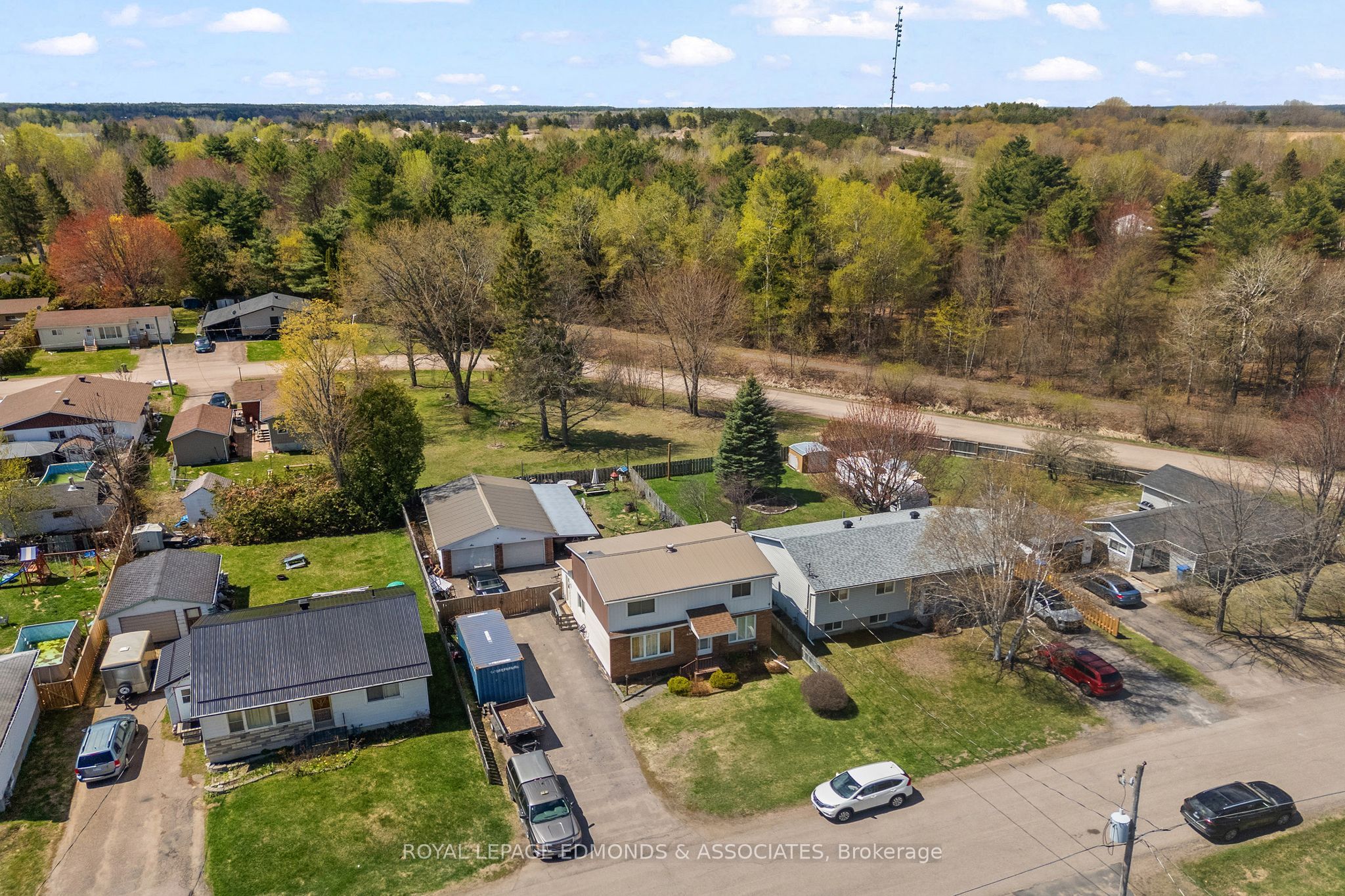 650 Lorne Street W, Laurentian Valley, ON K8A 6T6 photo 2