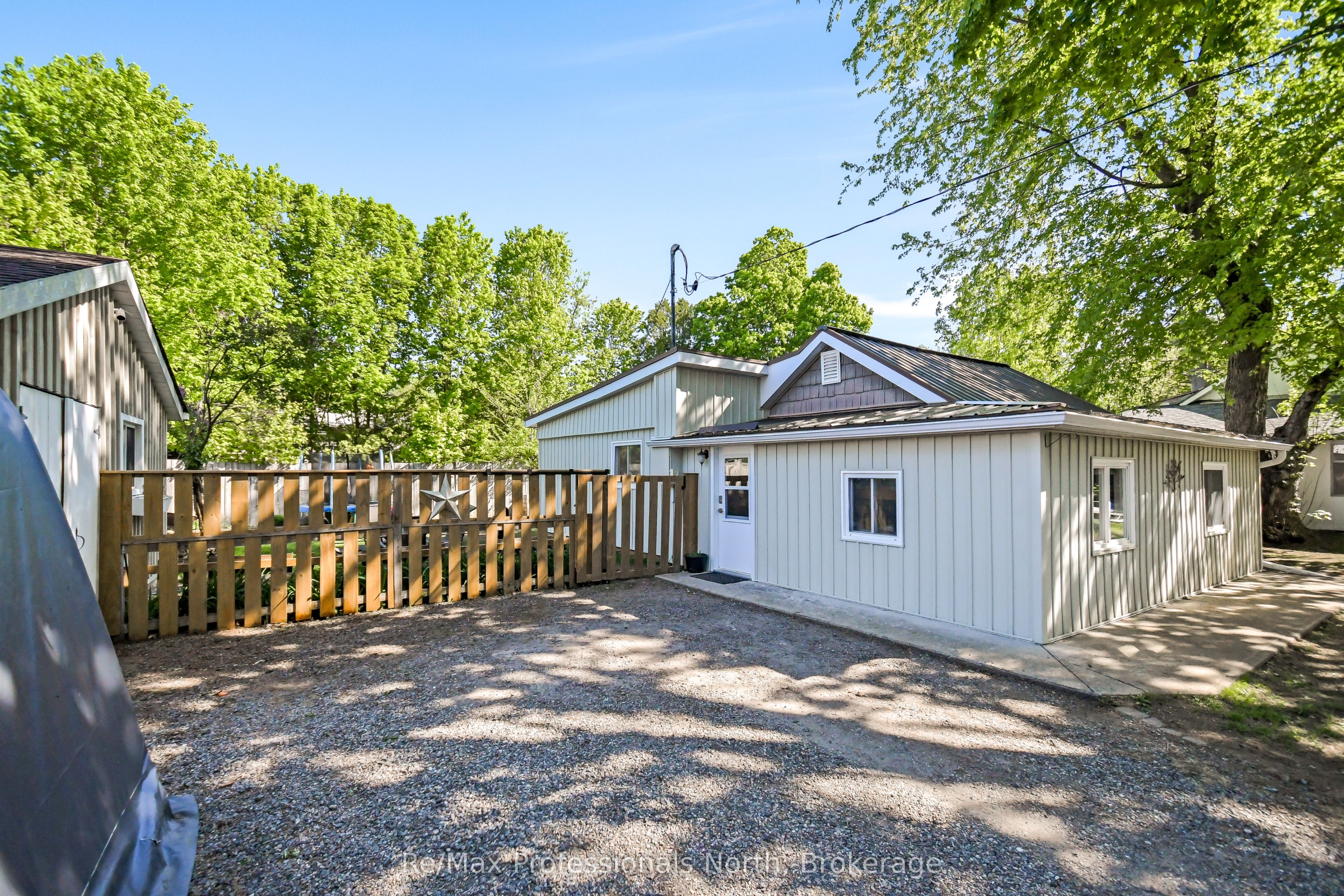 550 PINEDALE Road, Gravenhurst, ON P1P 1M1 photo 2