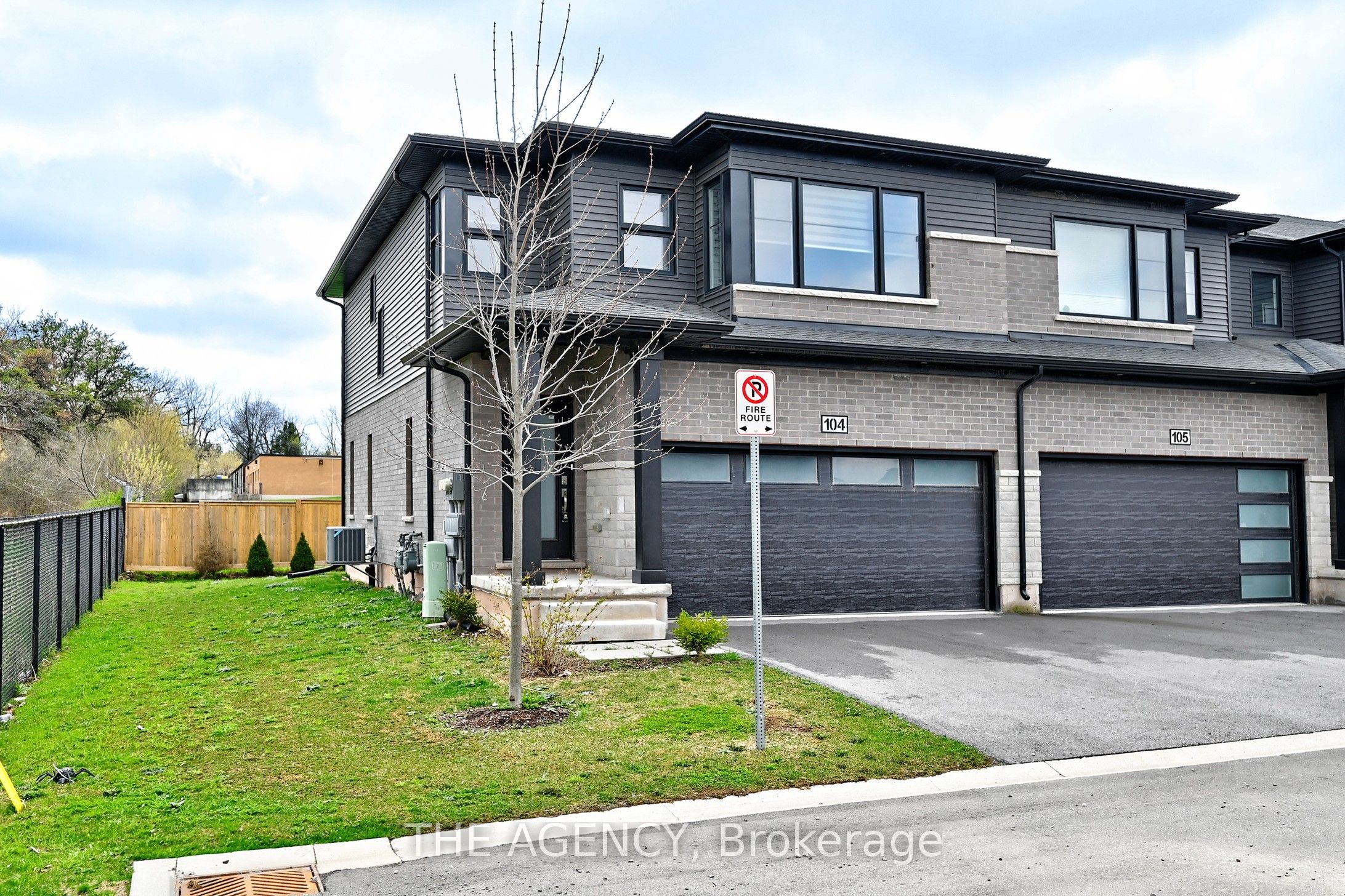 4552 Portage Road 104, Niagara Falls, ON L2E 6A8 photo 2