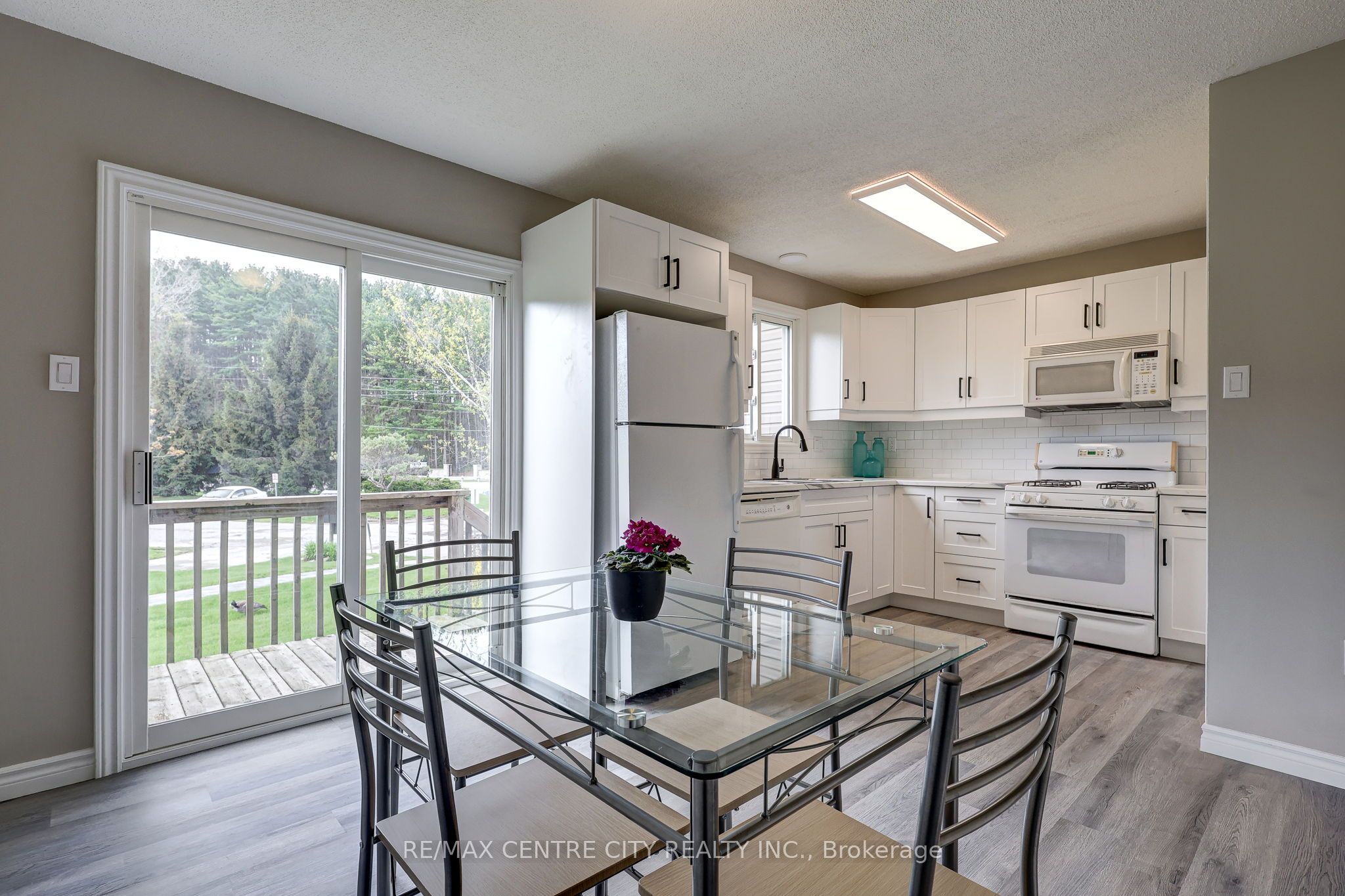 301 Carlow Road 31, Central Elgin, ON N5L 1B7 photo 4