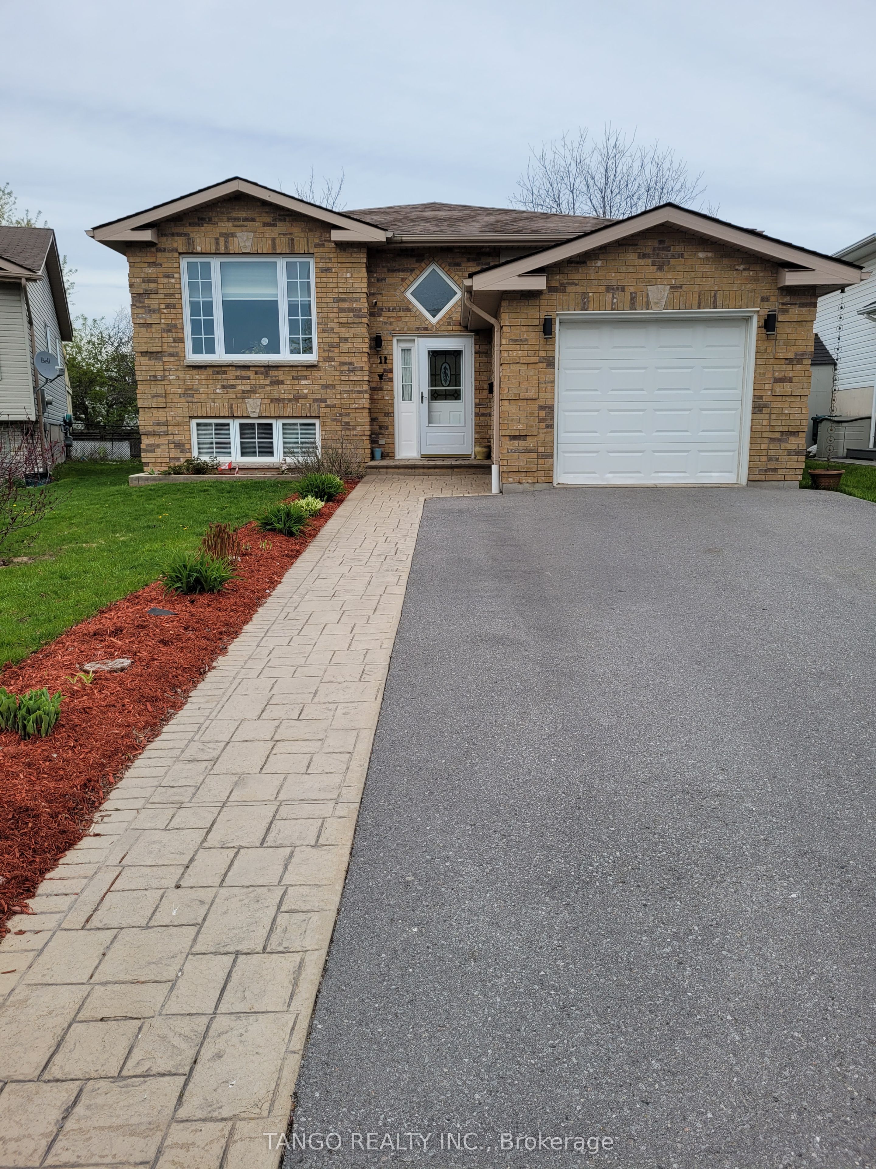 11 Faraday Gardens, Belleville, ON K8P 5J5