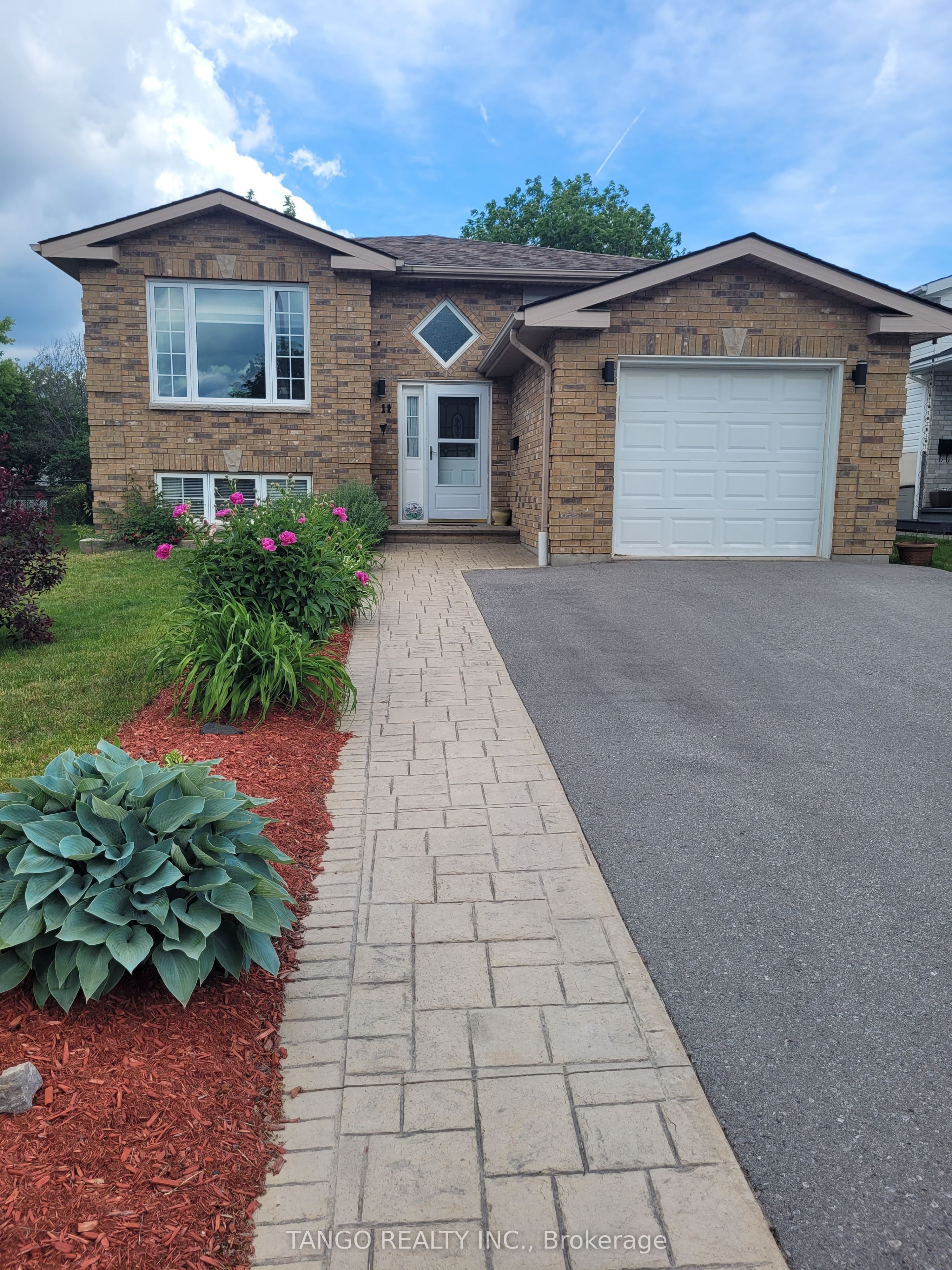 11 Faraday Gardens, Belleville, ON K8P 5J5 photo 2