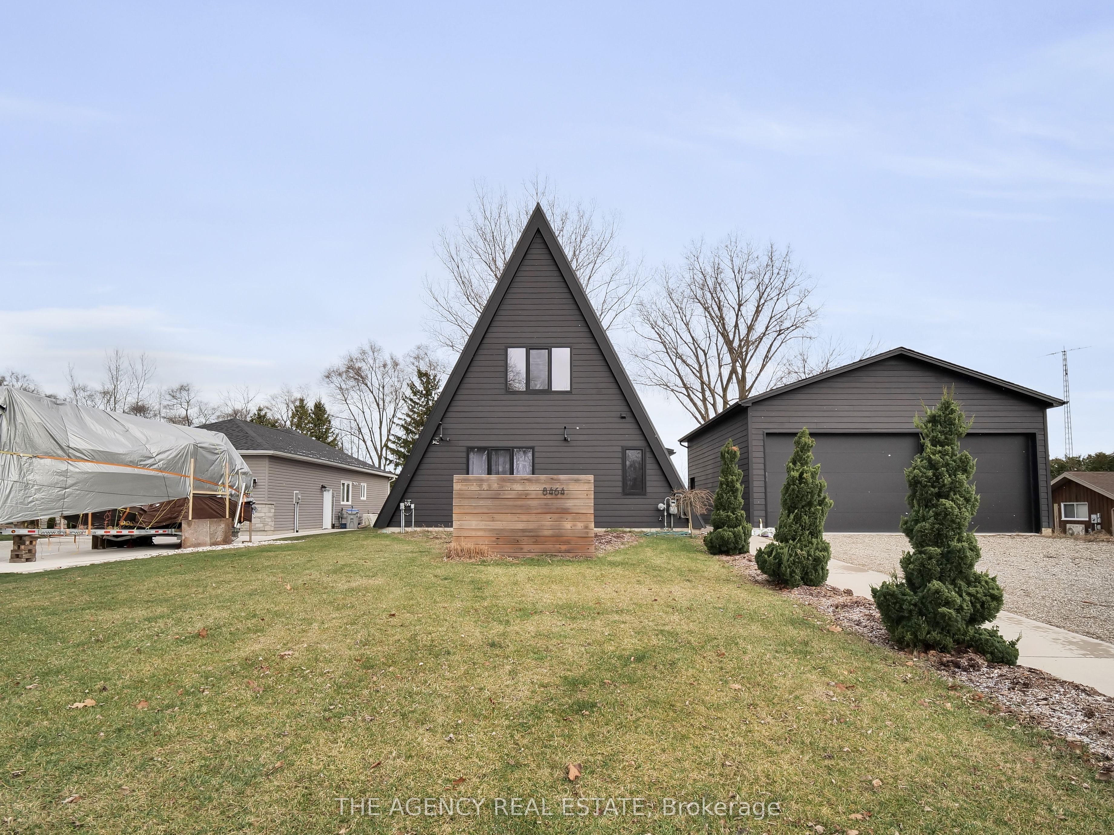 8464 Adams Court, Lambton Shores, ON N0M 1T0 photo 2