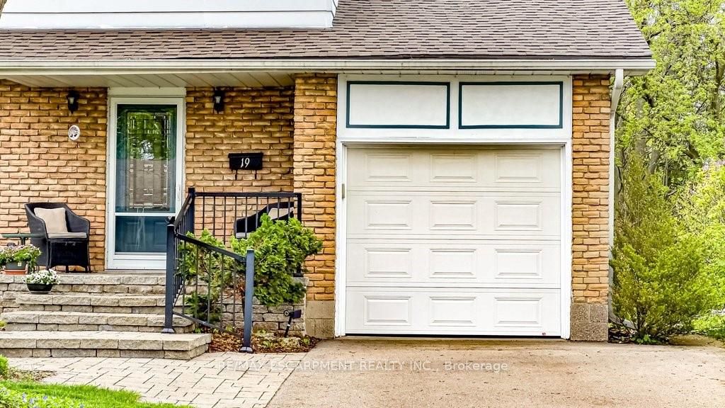 19 Chateau Court, Hamilton, ON L9C 5P3 photo 2