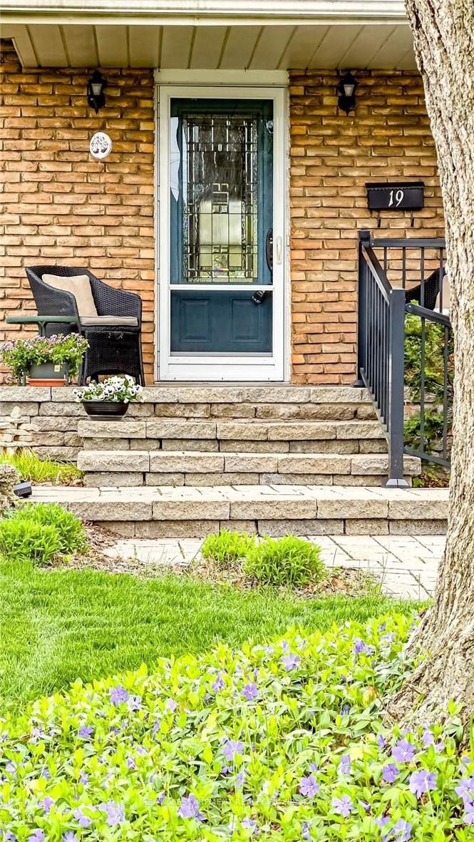19 Chateau Court, Hamilton, ON L9C 5P3 photo 4