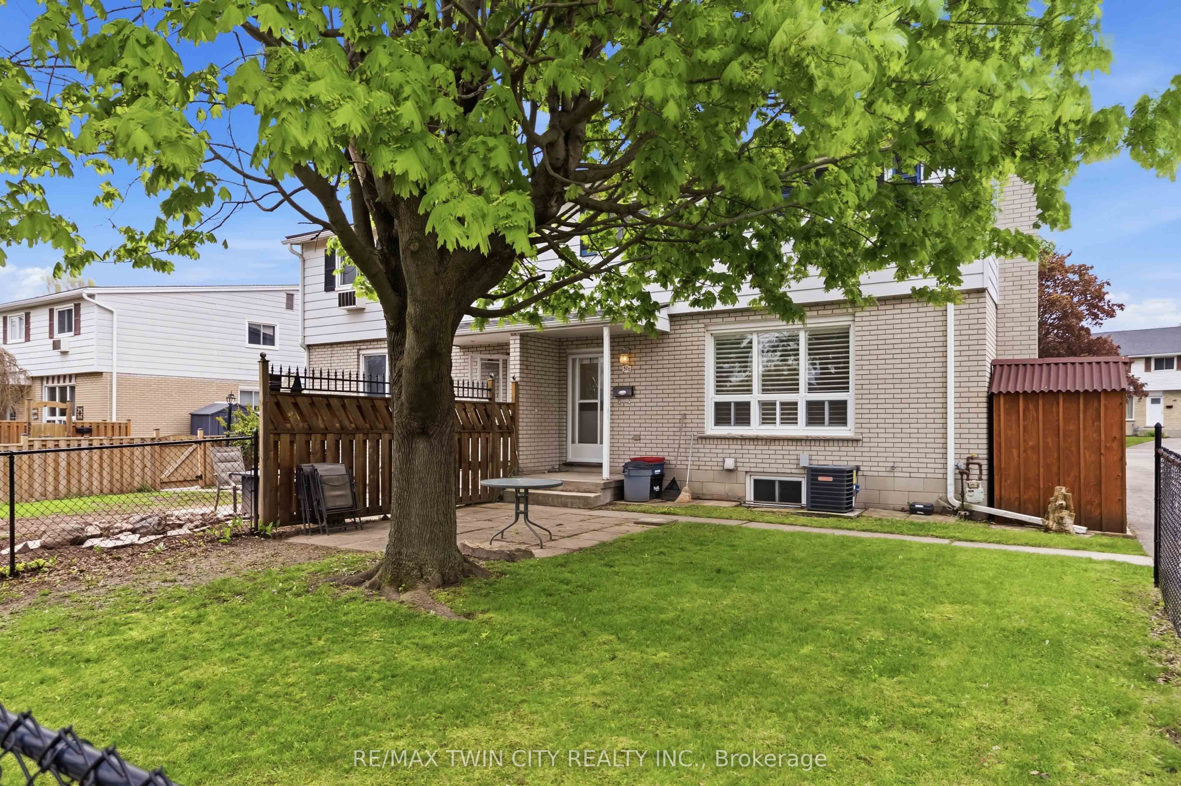51 Metcalfe Crescent C, Brantford, ON N3R 2L7 photo 2