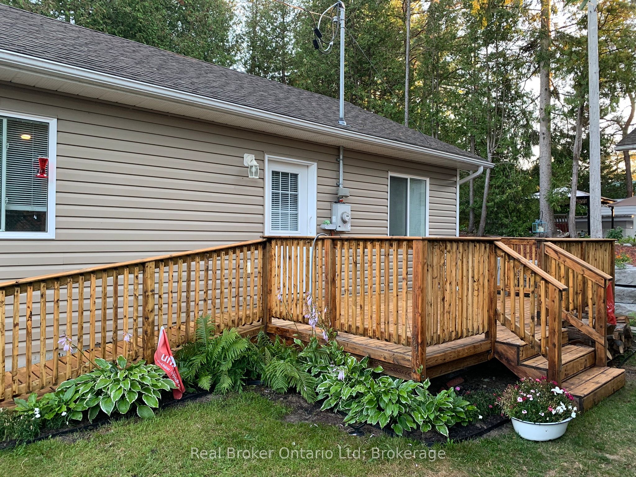 208 S Second Avenue S, South Bruce Peninsula, ON N0H 2G0 photo 2